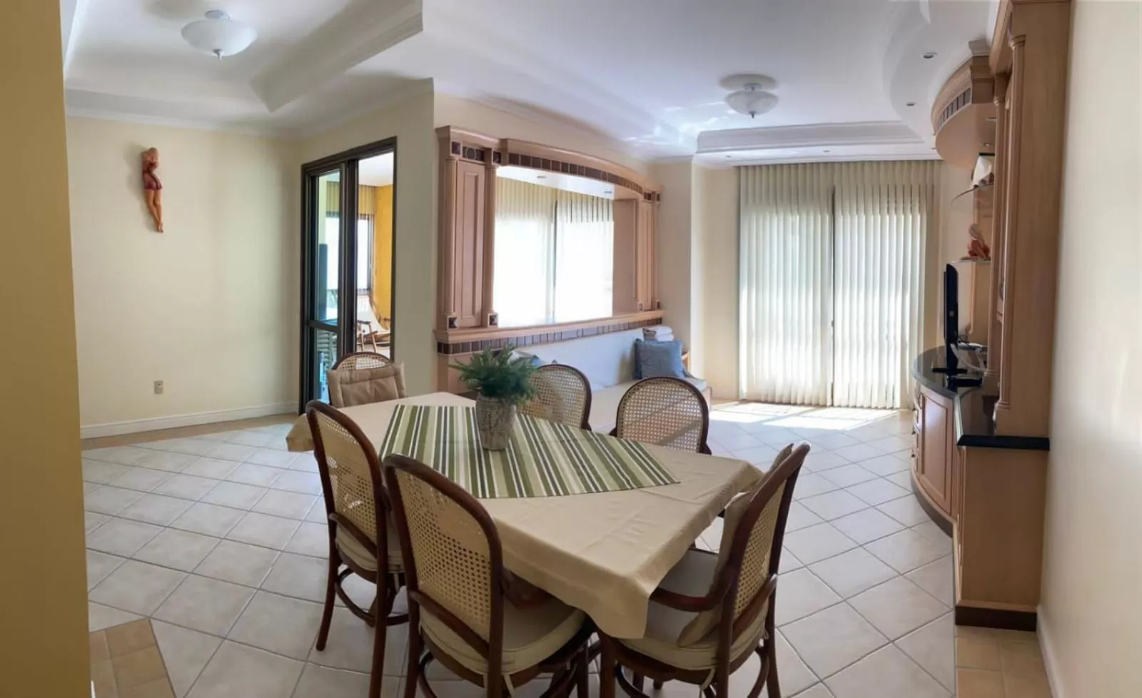 Two-Bedroom Penthouse Apartment With Balcony Beachfront  in Golfinhos Apart Hotel