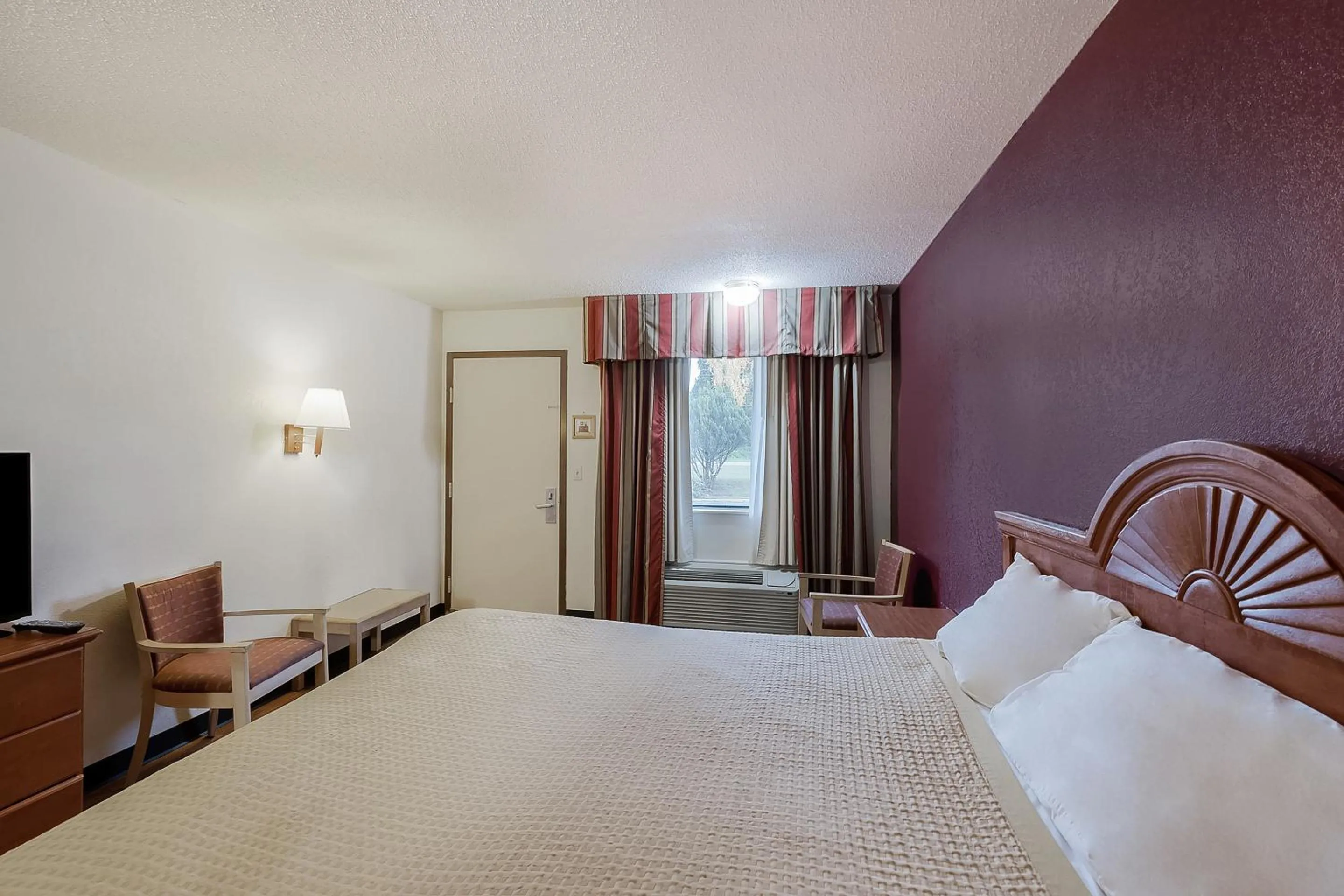 Bedroom, Bed in OYO Hotel Manning SC