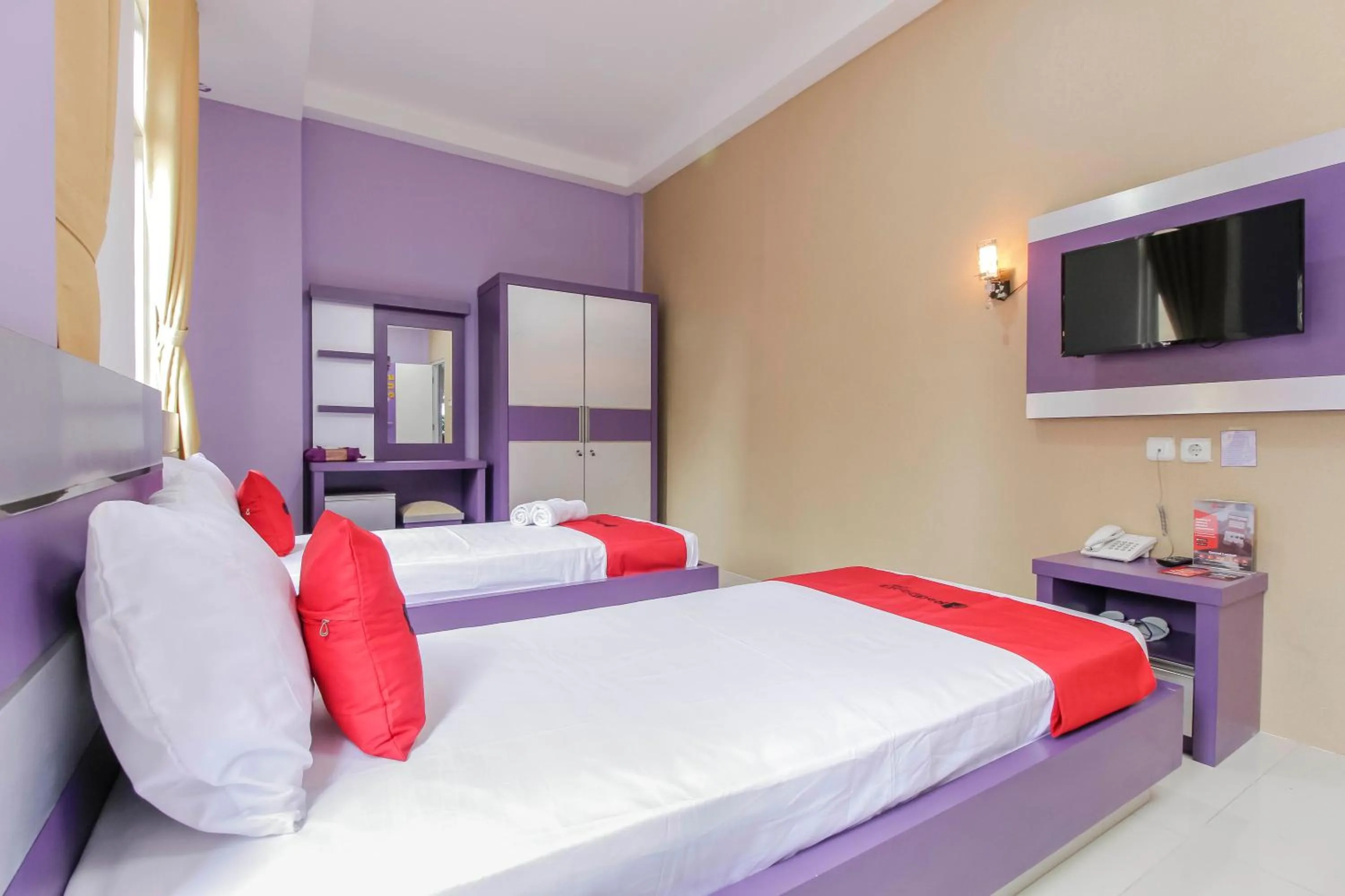 Bedroom, Bed in RedDoorz Plus near Stasiun Bekasi