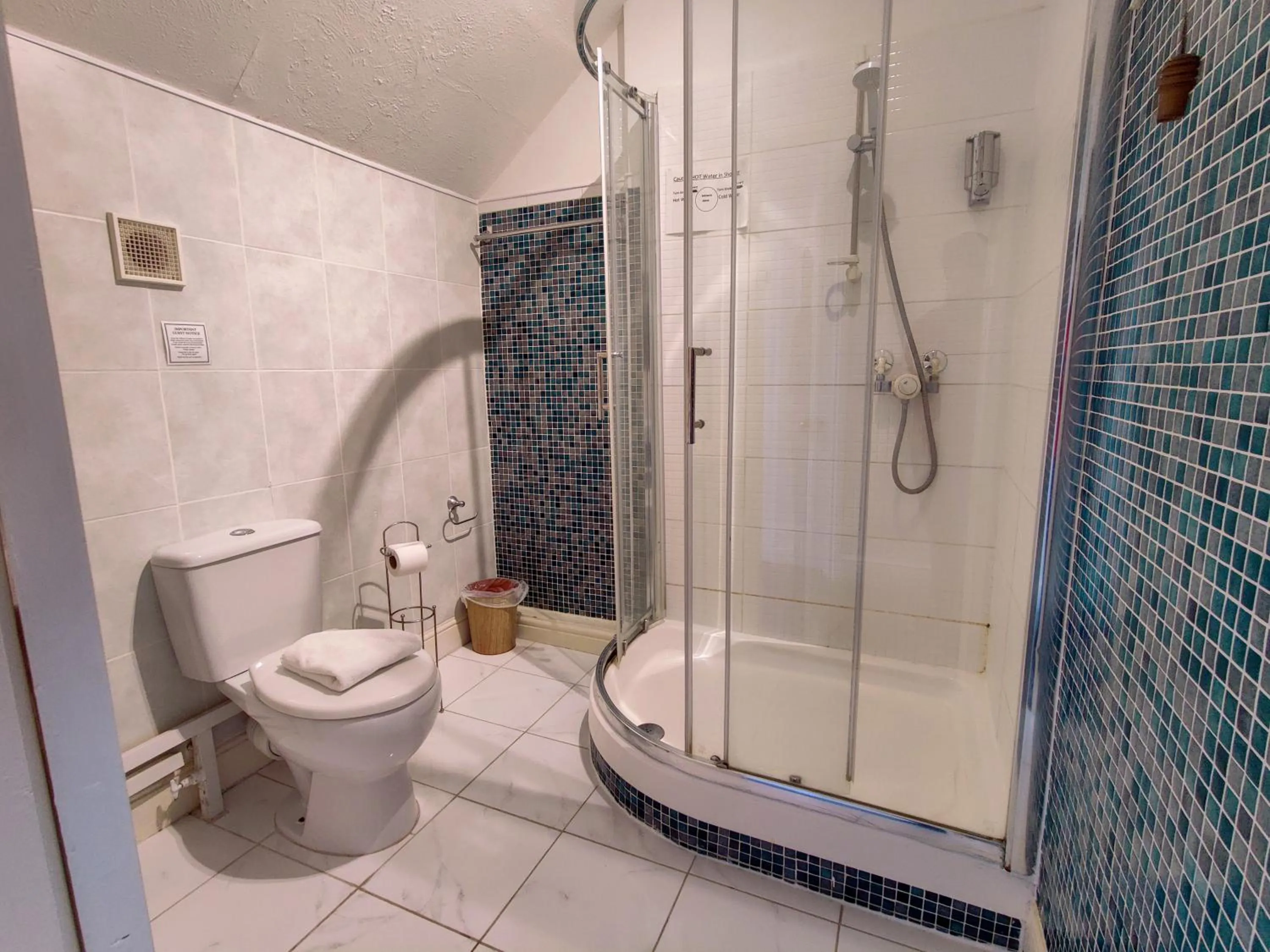 Bathroom in Wentworth House - Free Parking