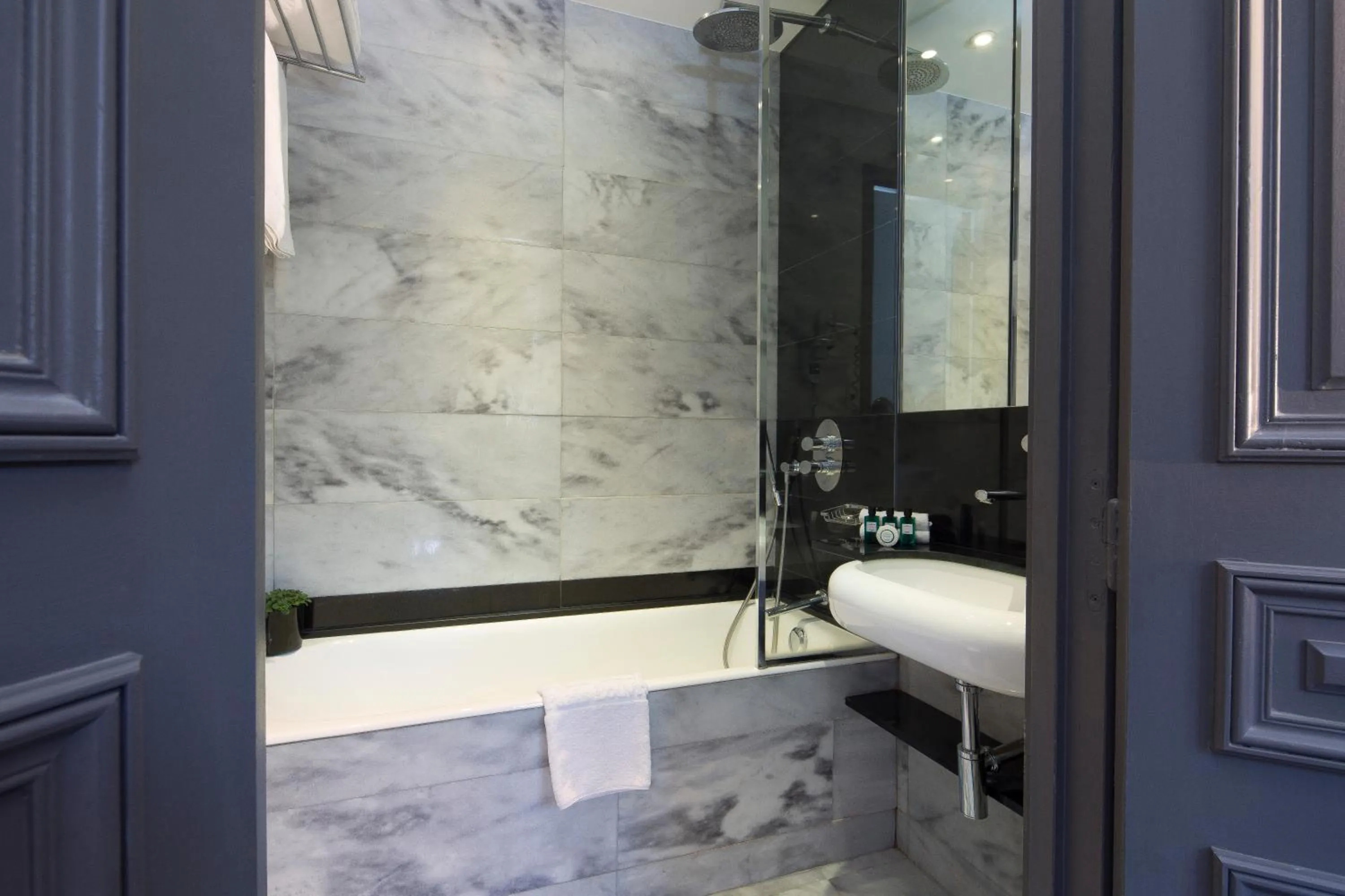 Bathroom in Hotel Lumen Paris Louvre