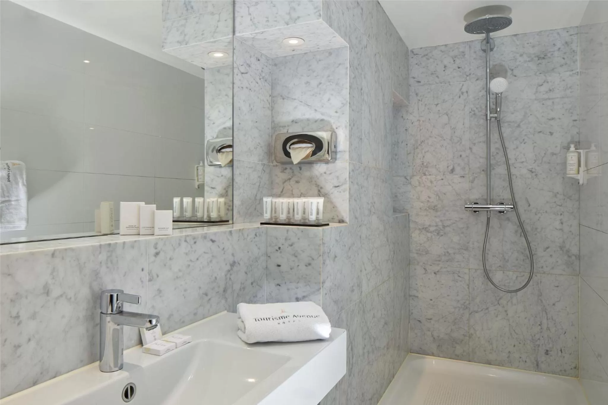 Bathroom in Hôtel Tourisme Avenue