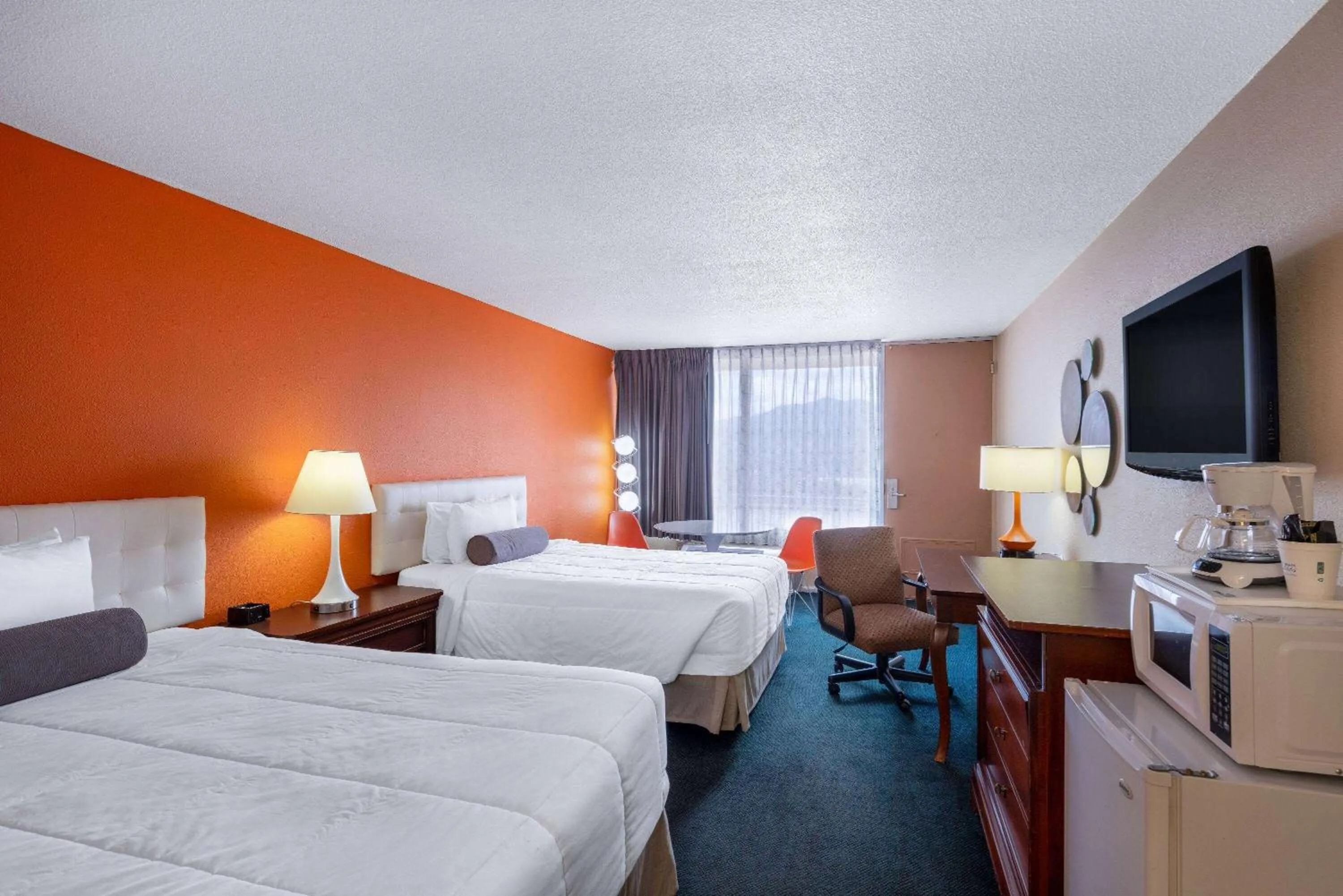 Photo of the whole room, Bed in Howard Johnson by Wyndham Salem Hotel & Conference Center