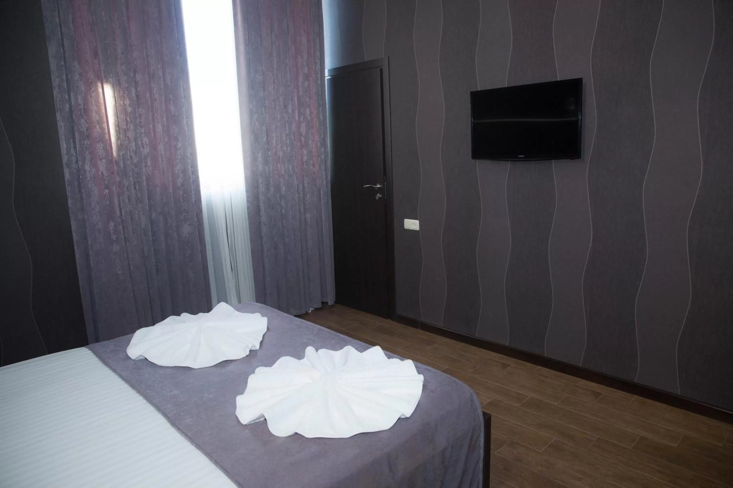 Bedroom, TV/Entertainment Center in Eridana Hotel