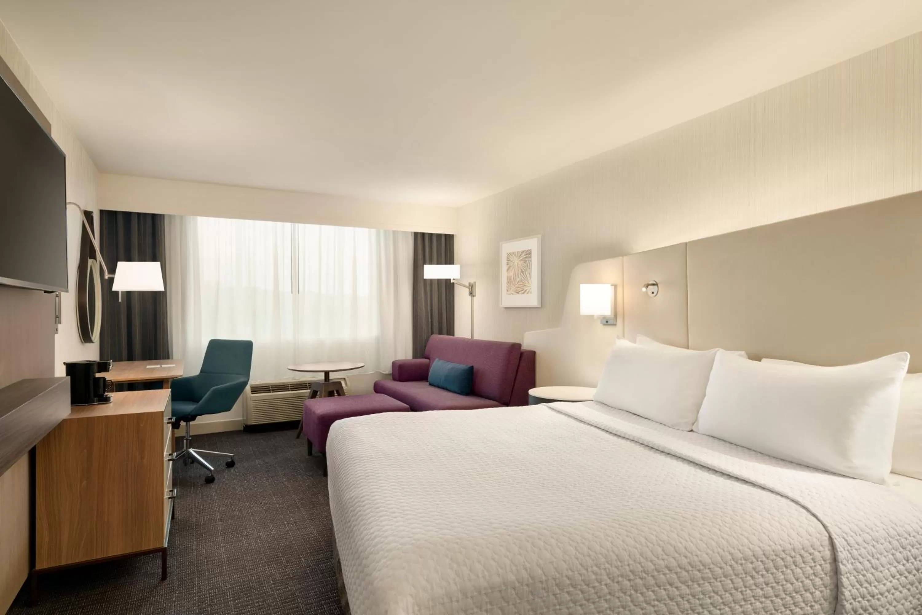 Photo of the whole room, Bed in Crowne Plaza Hotel Philadelphia - King of Prussia by IHG
