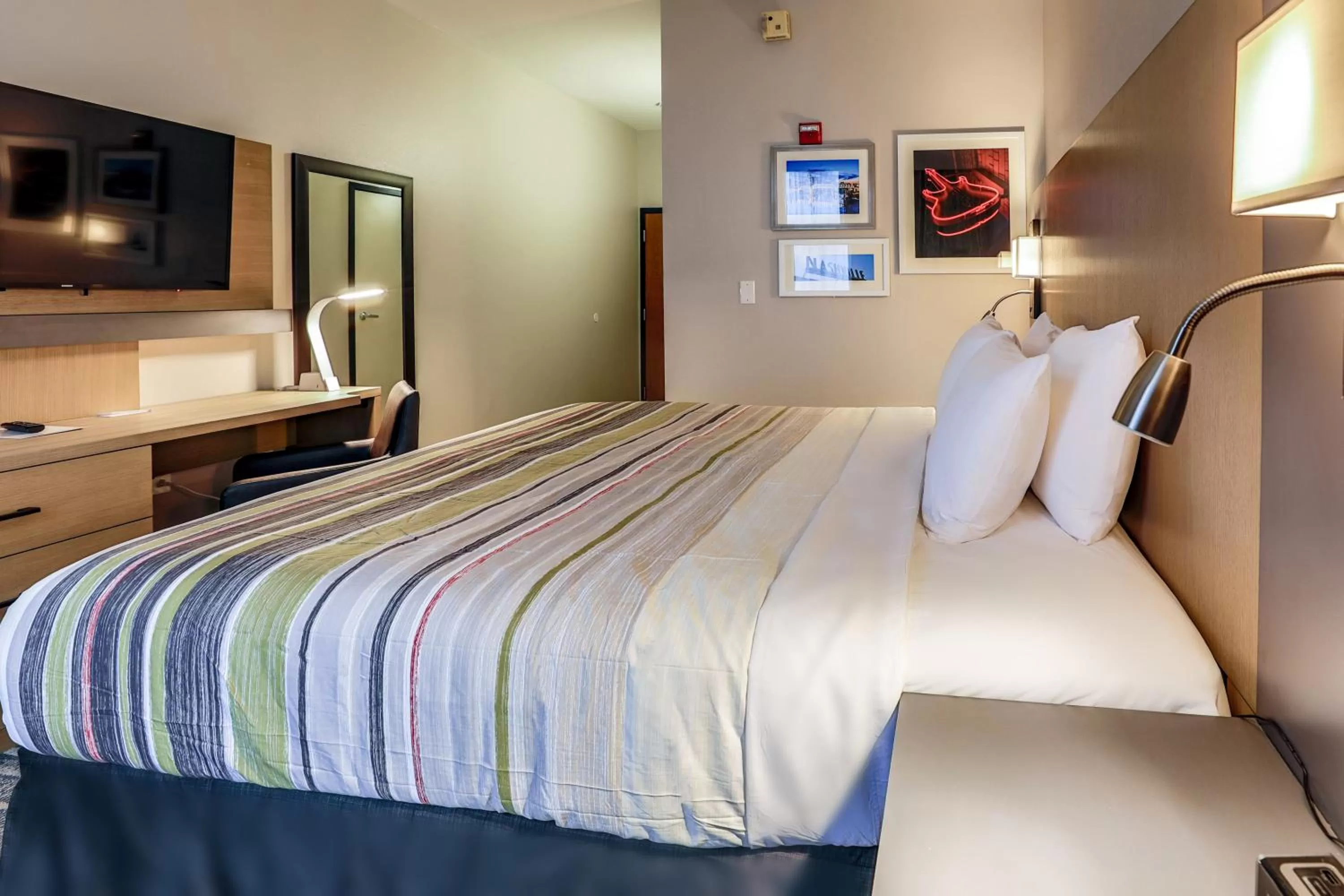 Bed in Country Inn & Suites by Radisson Nashville Airport TN