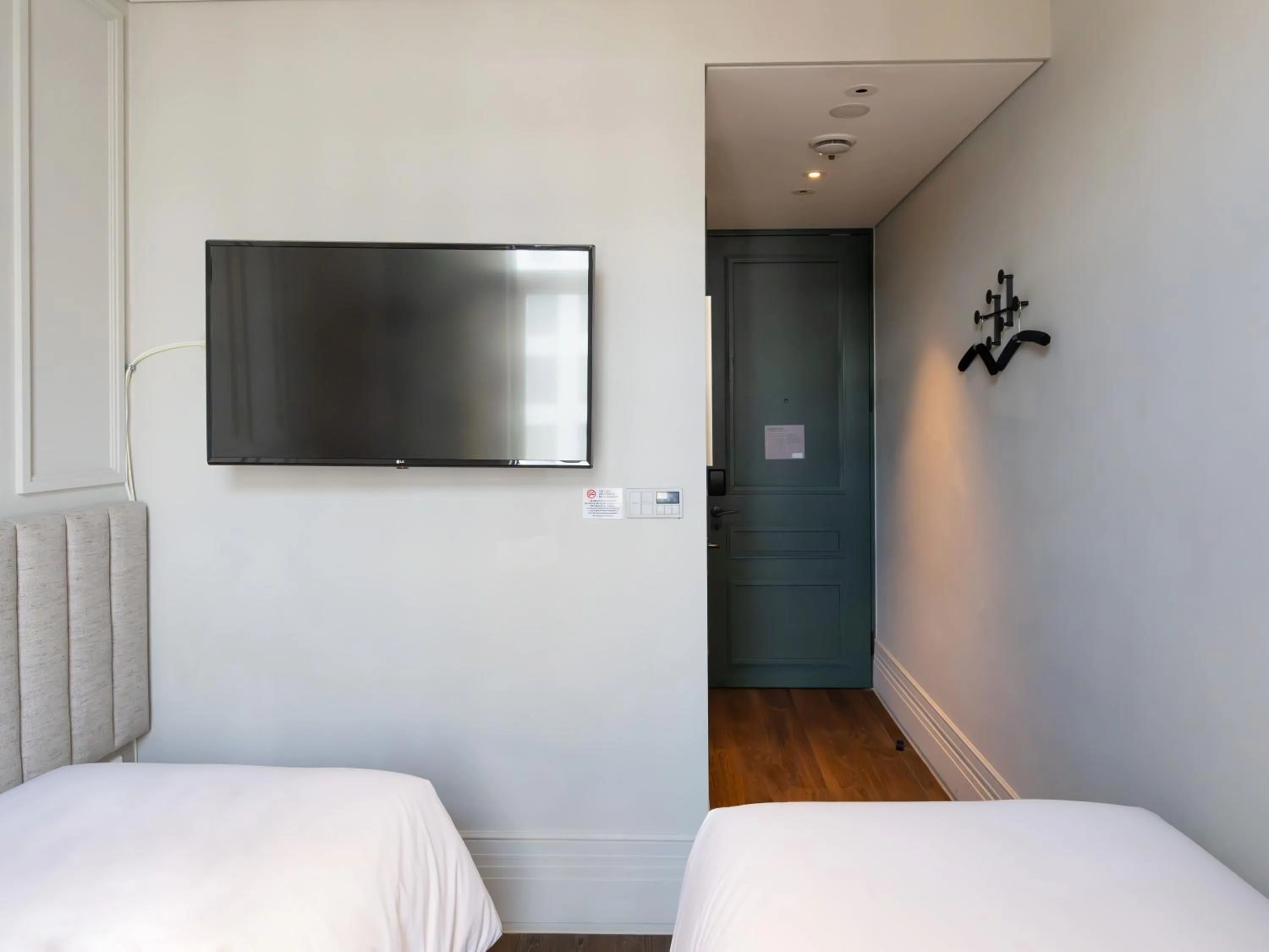 Photo of the whole room, Bed in Hotel Crescendo Seoul