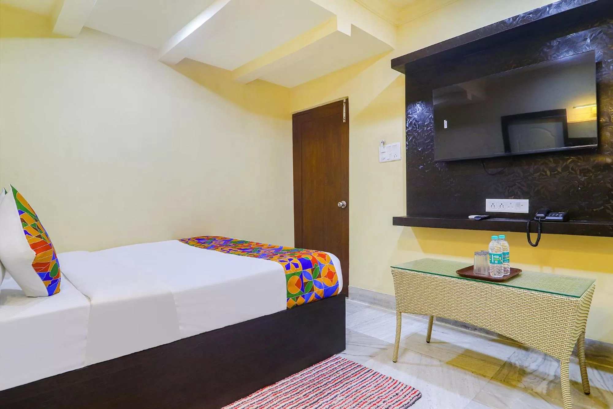 Communal lounge/ TV room, Bed in FabHotel Fortune Grand - Nr Lakdikapul Metro Station