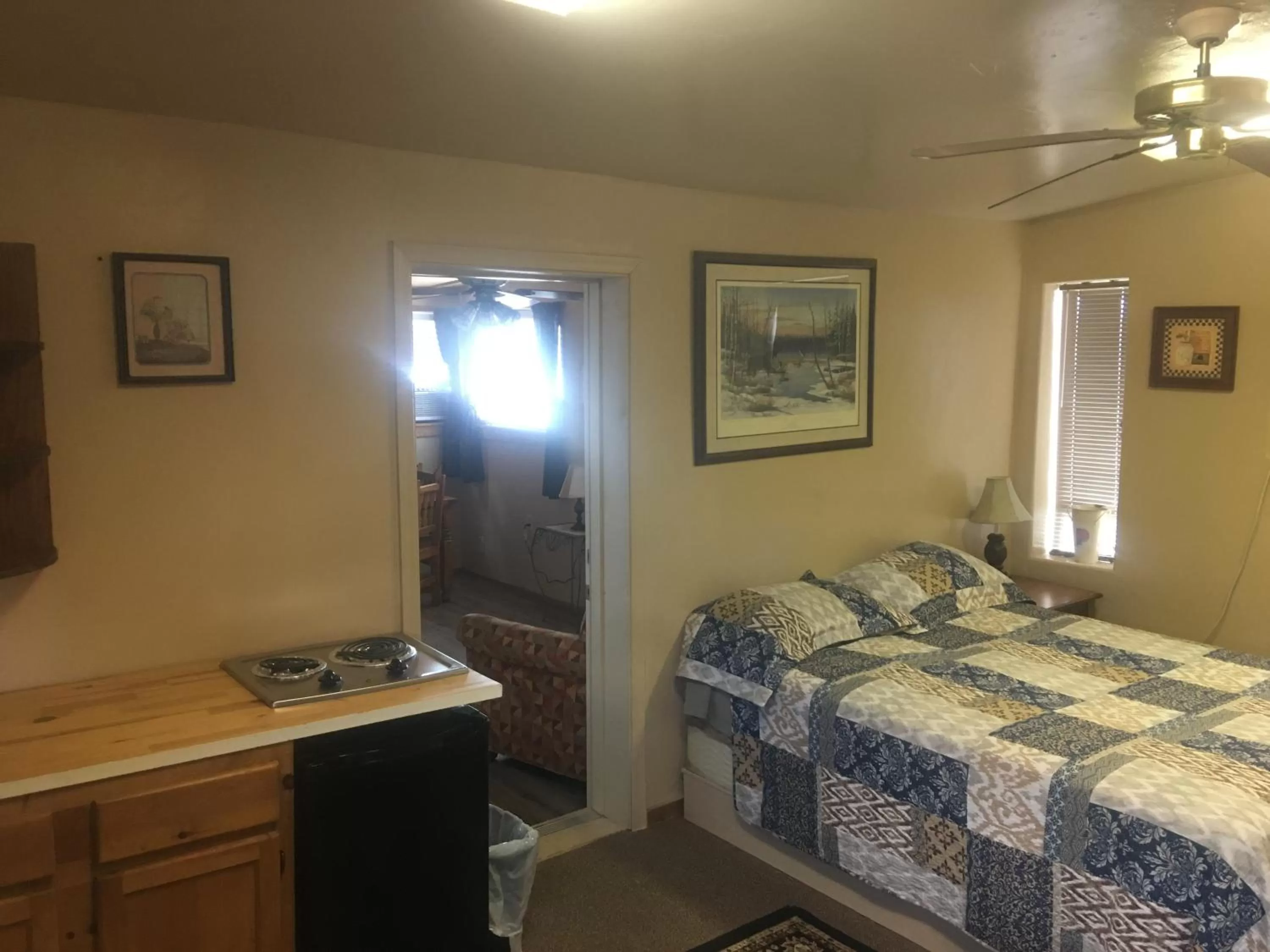 Bedroom, Bed in Rainbows End Fishing Resort