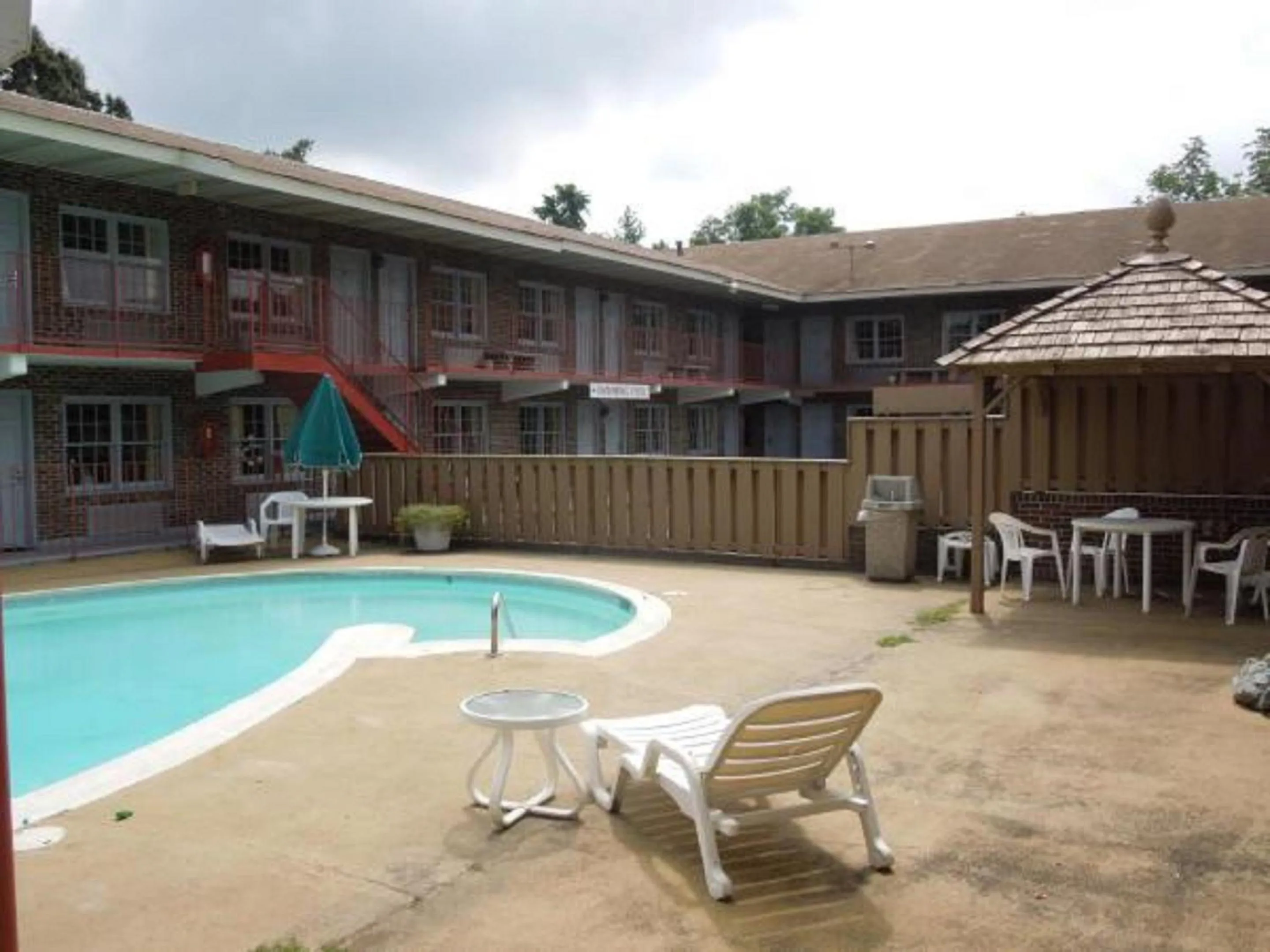 Swimming pool in Captain John Smith Inn Williamsburg