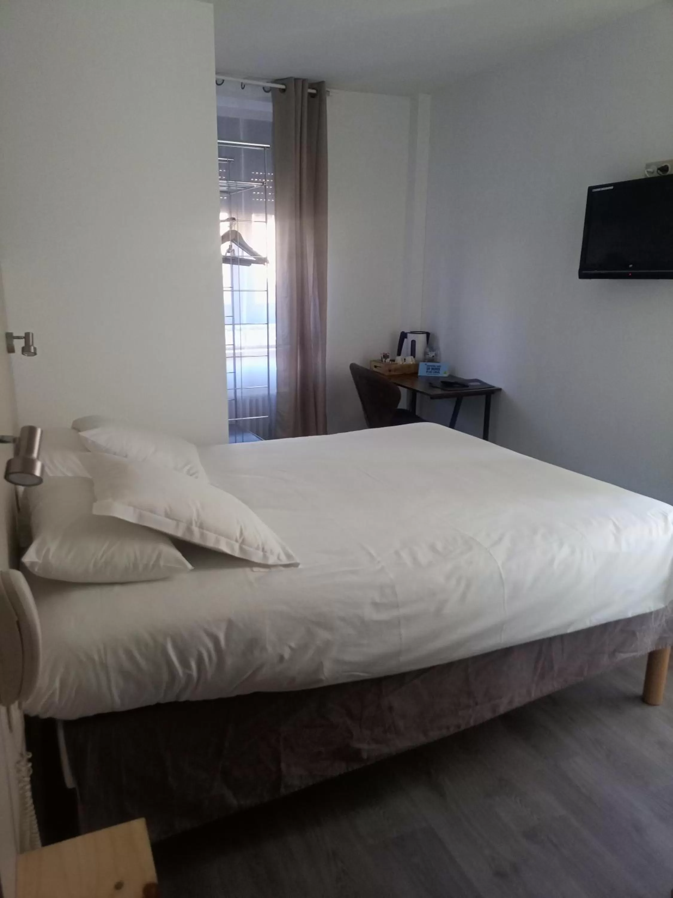 Photo of the whole room in Logis Hôtel La Bastide des Oliviers