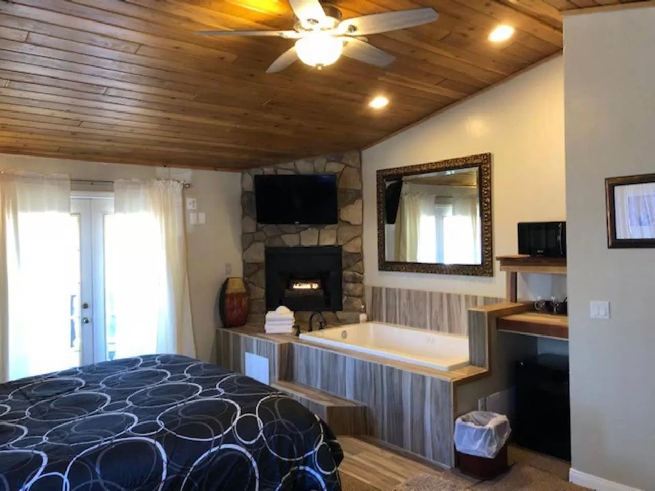 Photo of the whole room, Bed in Black Forest Lodge