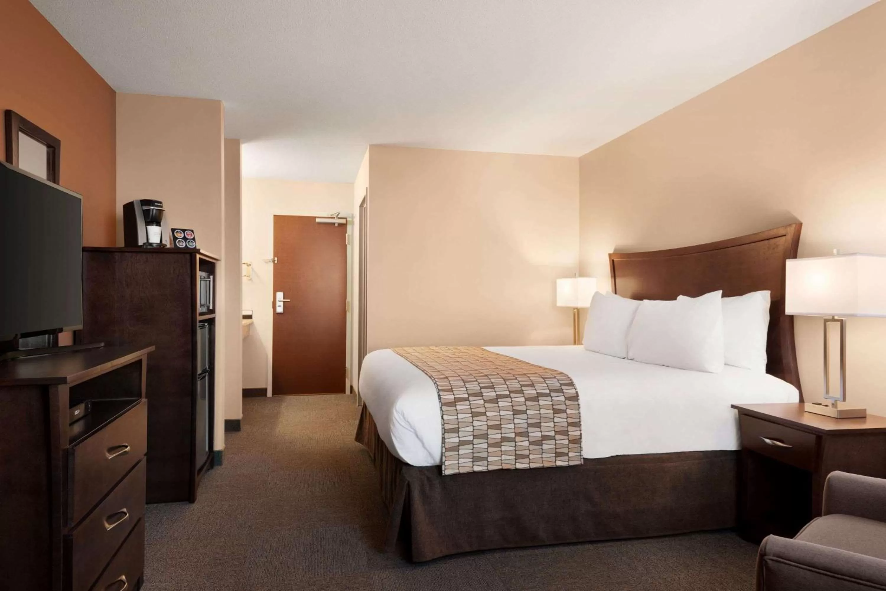 Photo of the whole room, Bed in Travelodge by Wyndham Pincher Creek