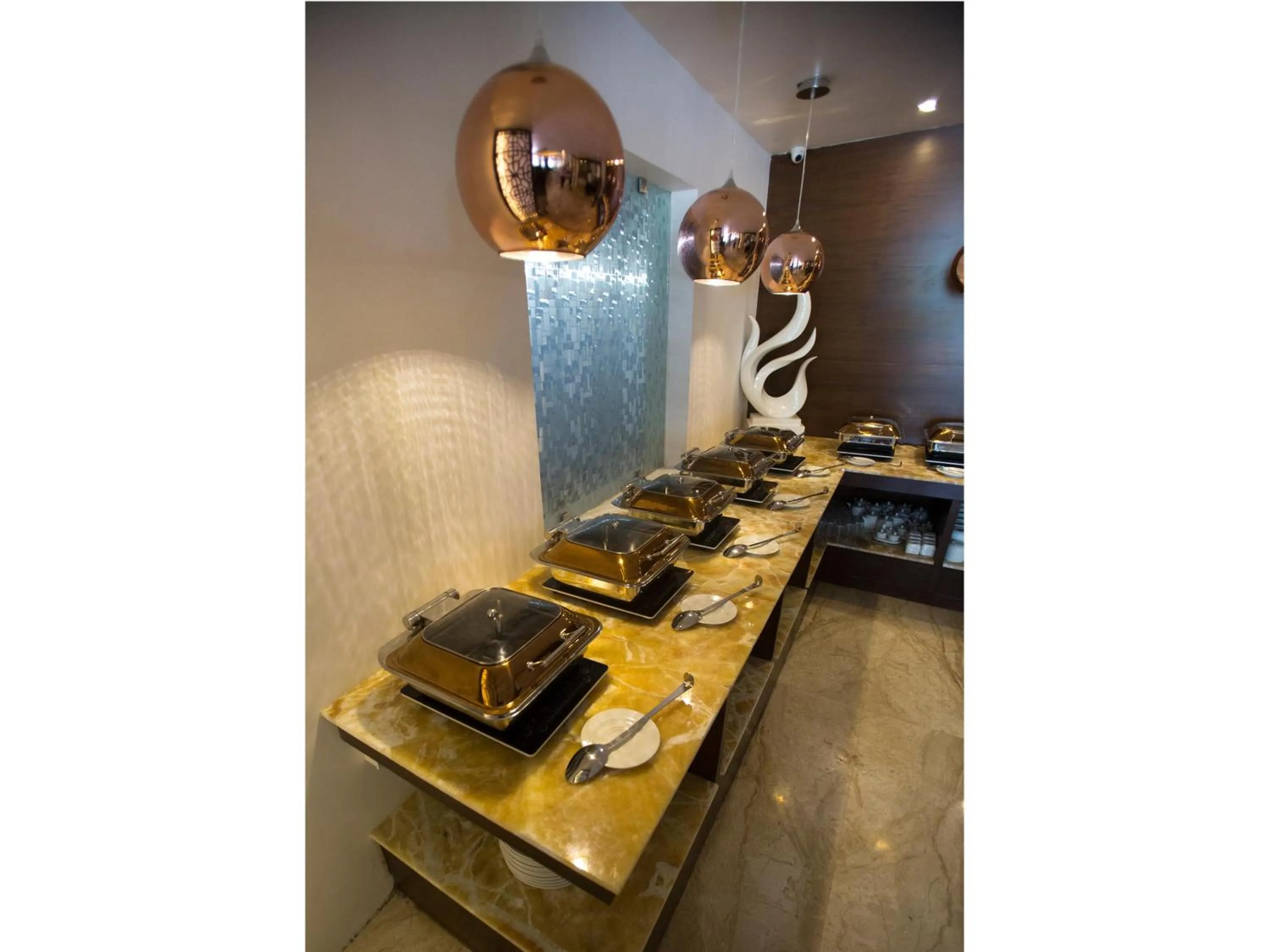 Restaurant/places to eat in ST Parklane Airport Hotel Chennai