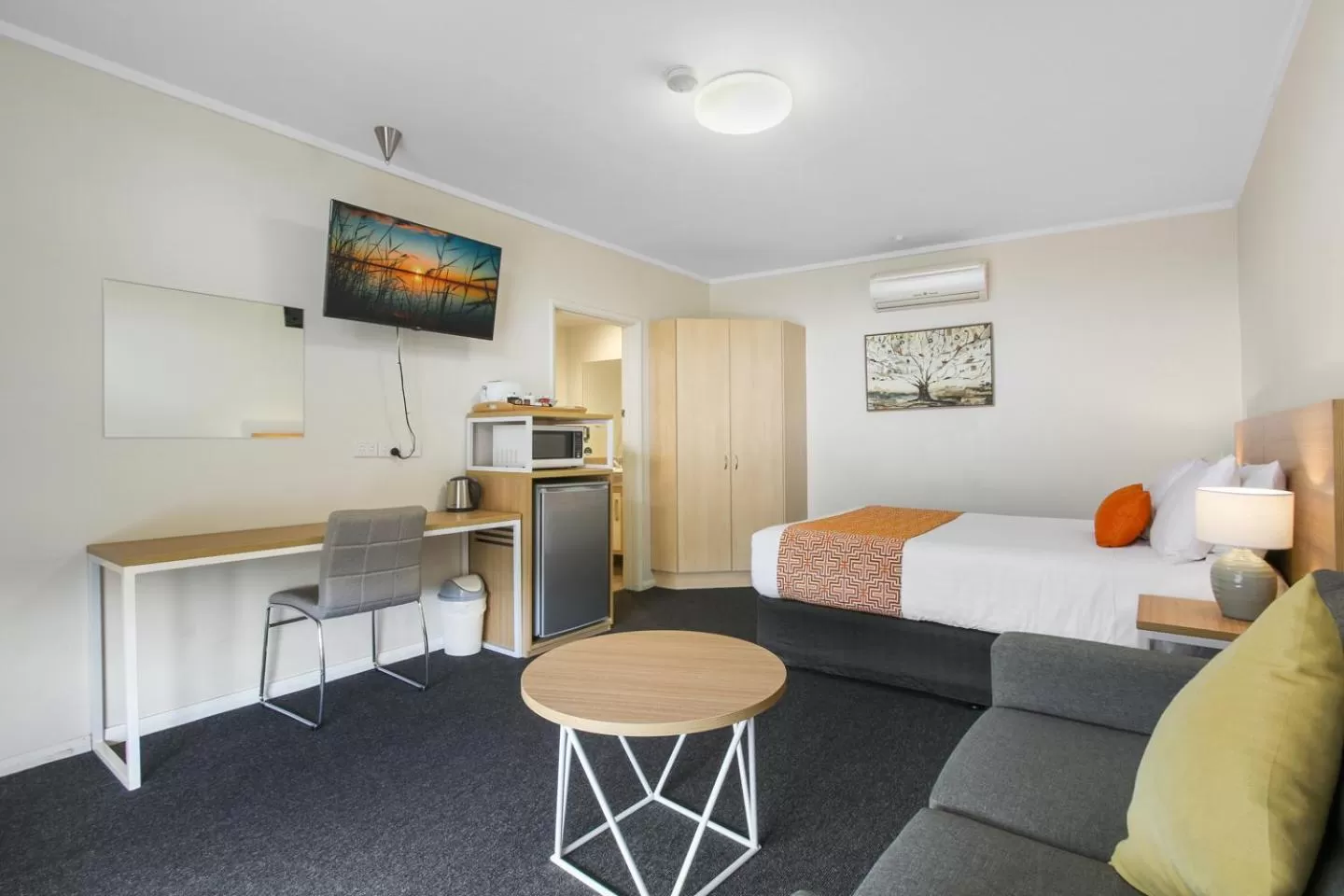 Photo of the whole room, Bed in Comfort Inn & Suites Lakes Entrance
