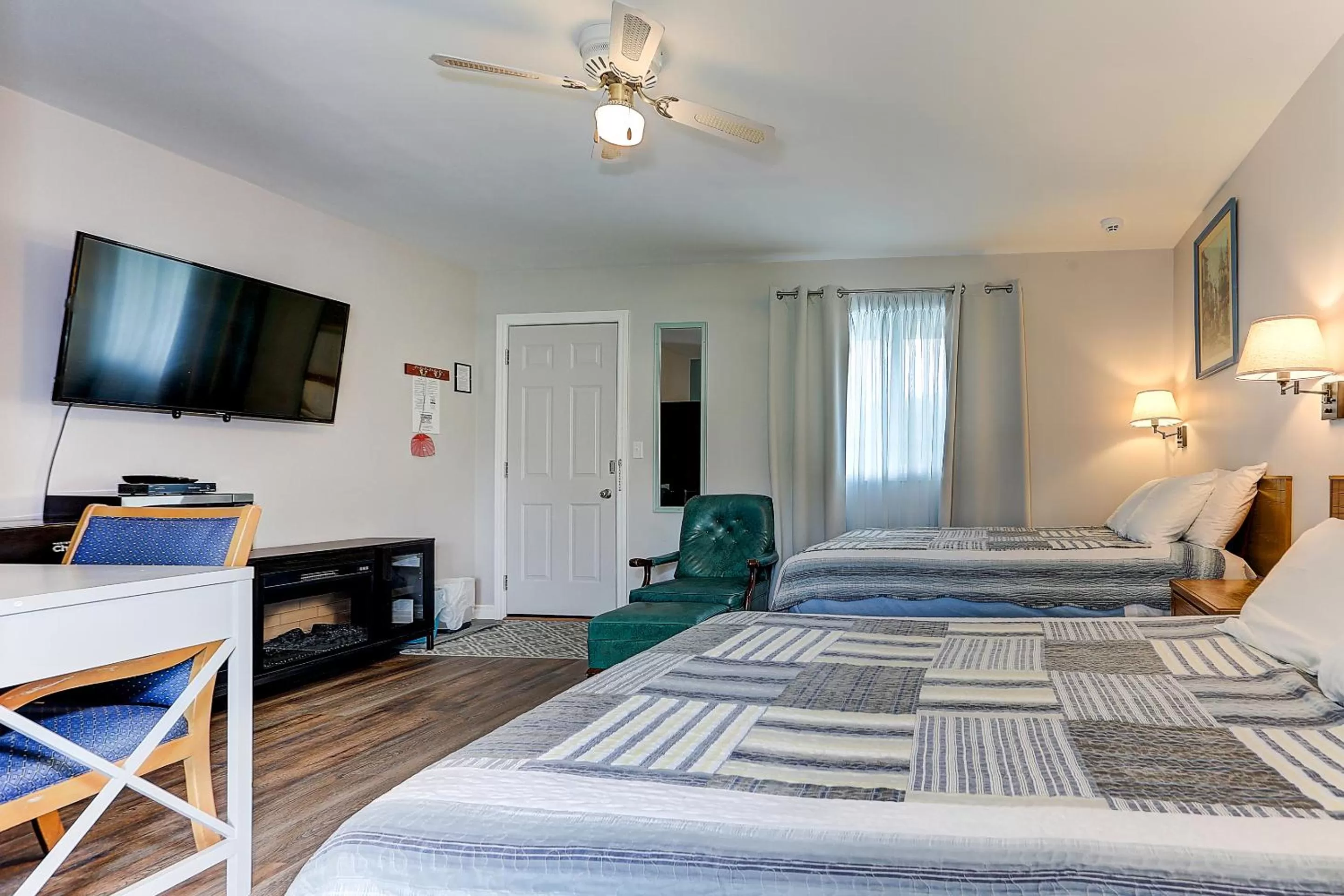 Comfort Quadruple Room in Stone Fountain Motel
