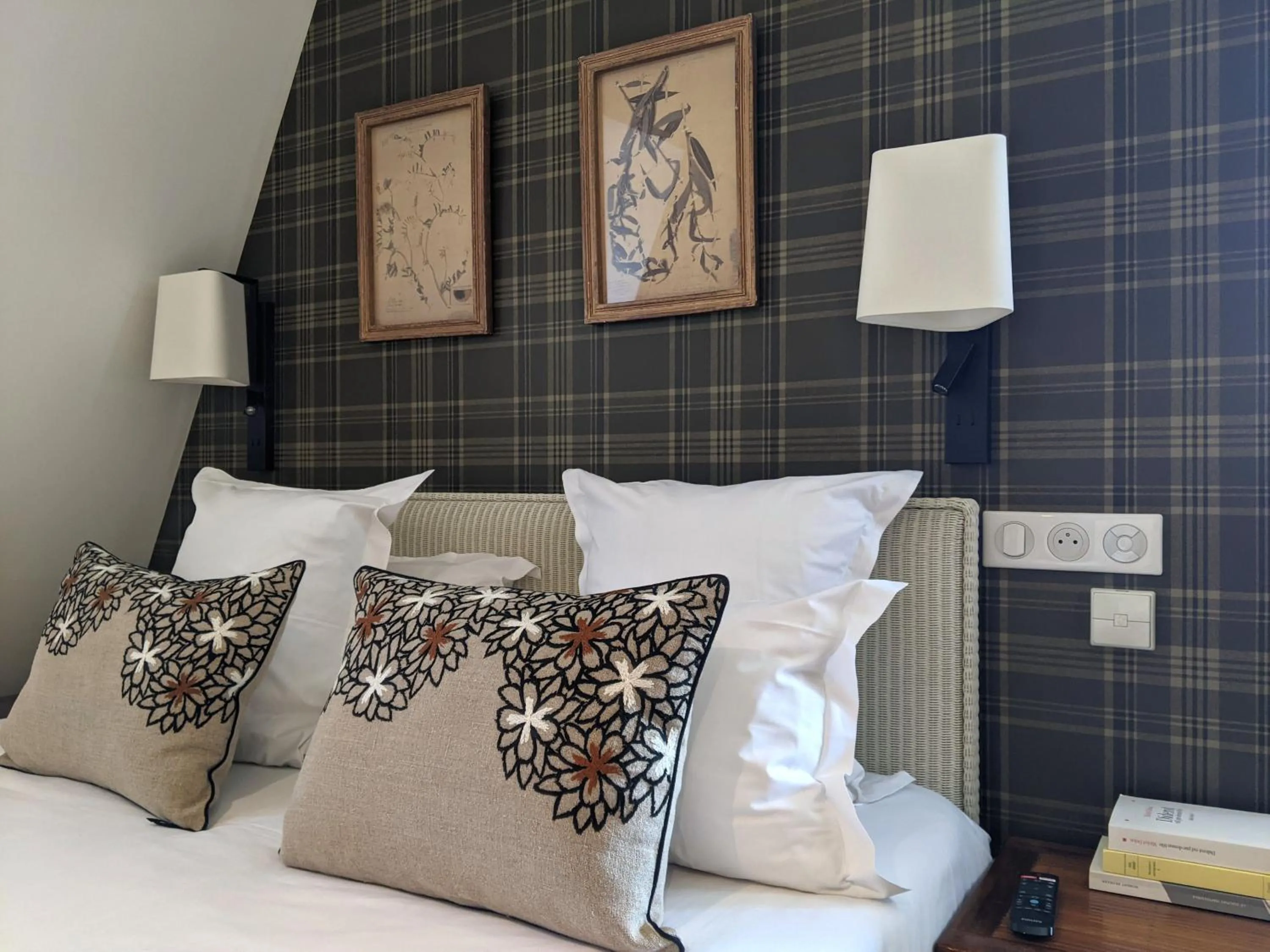 Bed in Hôtel Le Saint Christophe