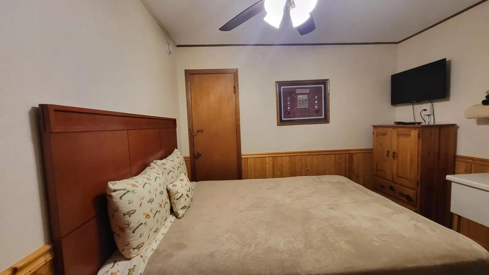 Bed in Hunter's Friend Resort near Silver Dollar City