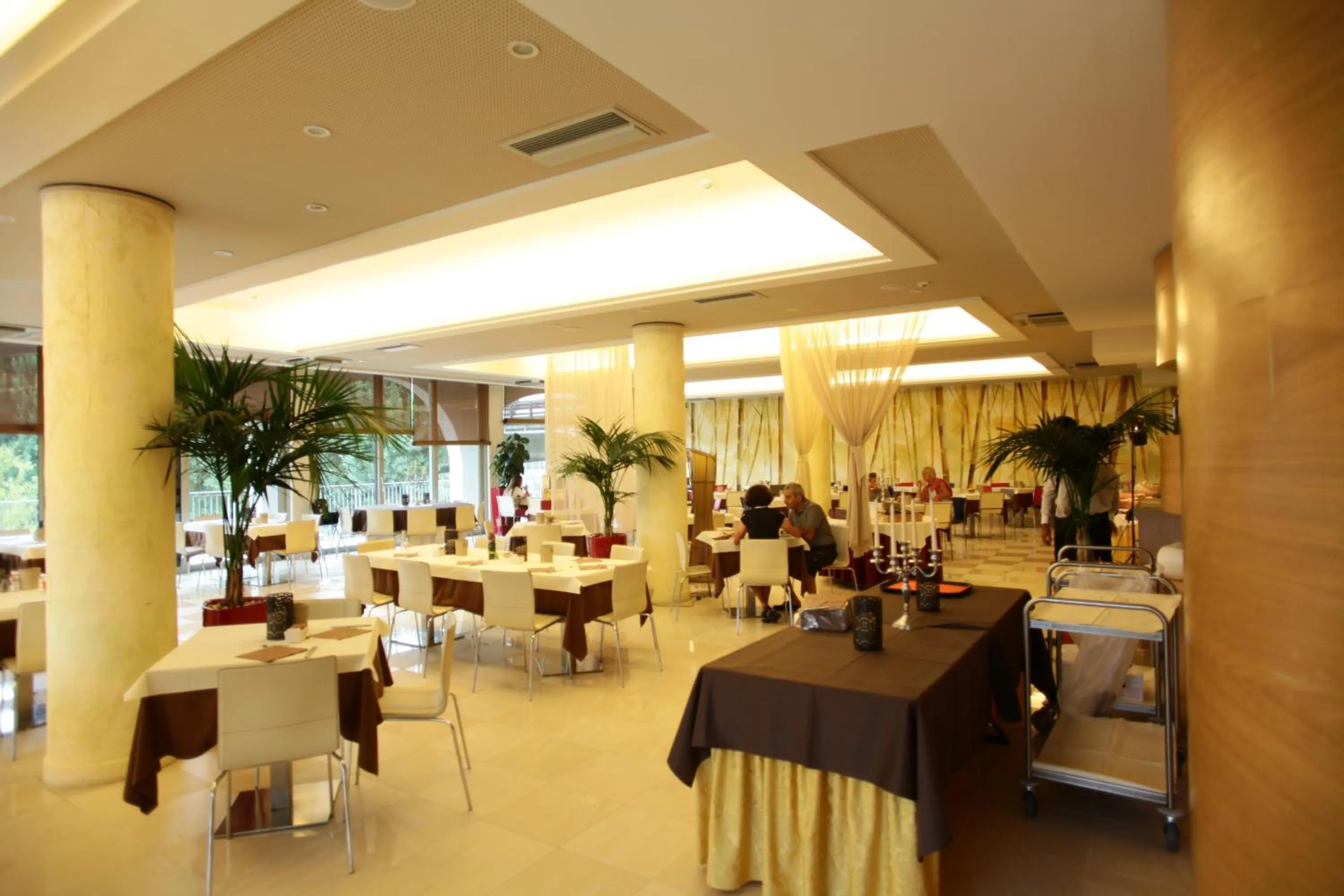 Restaurant/places to eat in Hotel Rivus