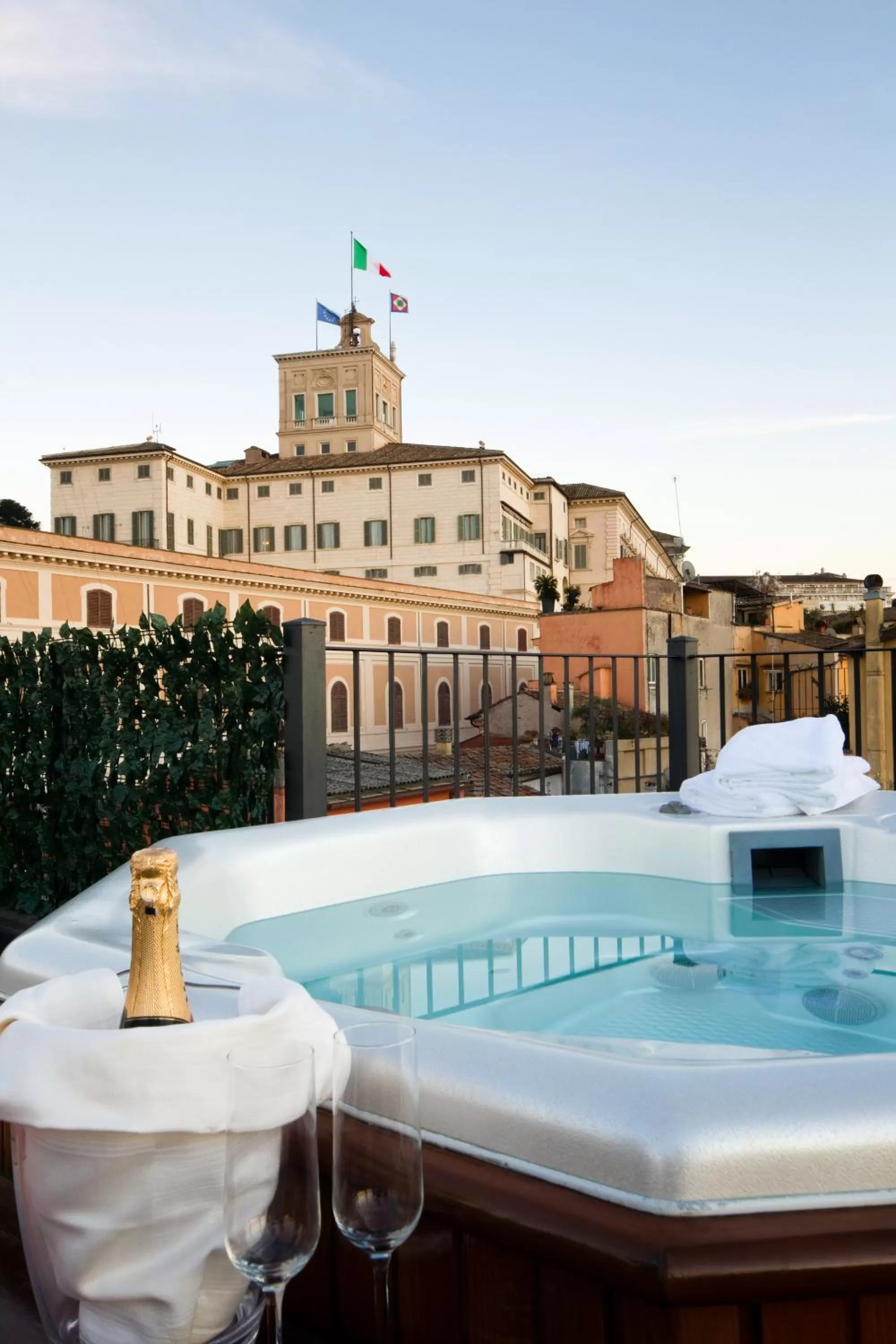 Hot Tub in Trevi Palace Luxury Inn