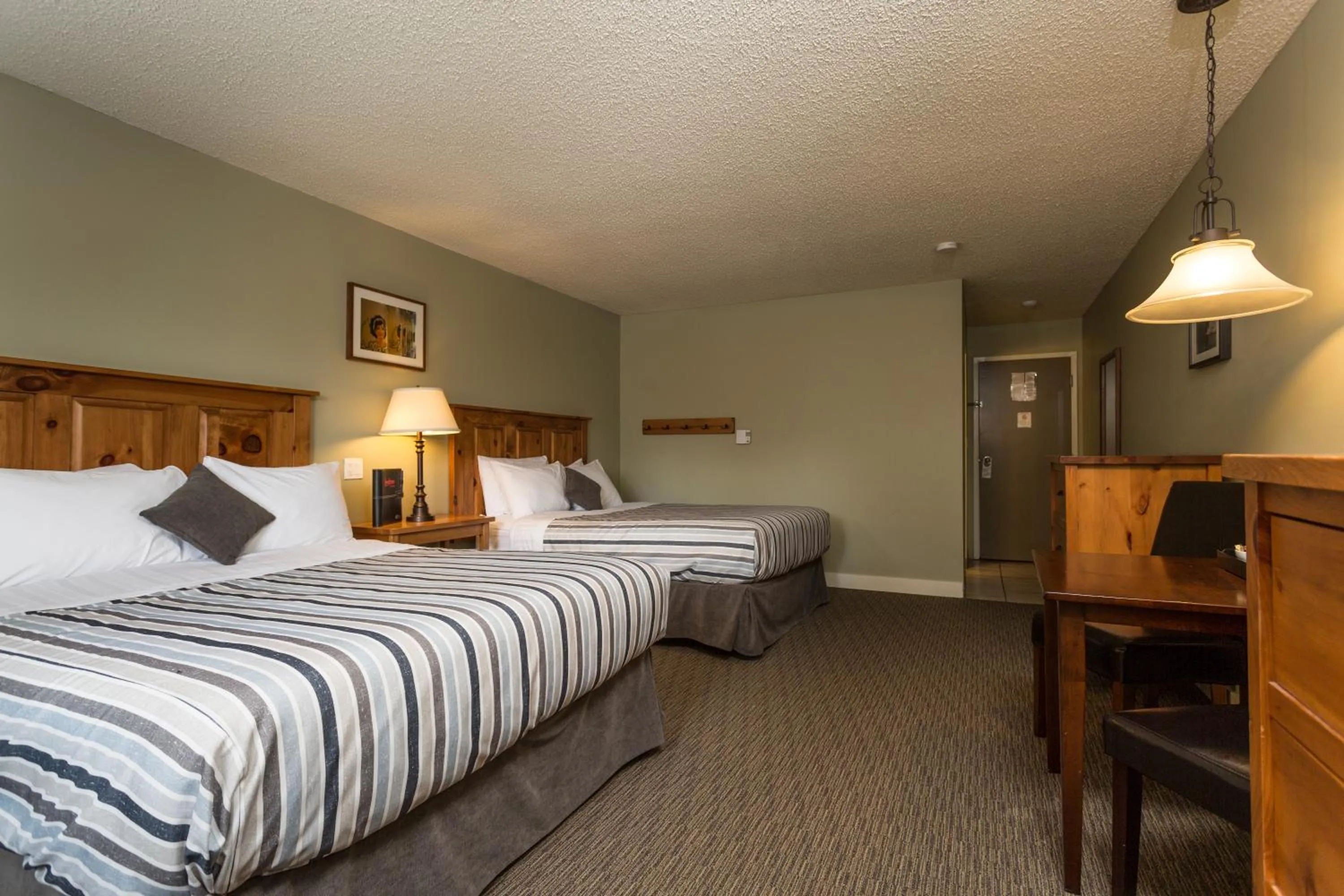 Queen Room with Two Queen Beds in Red Tree Lodge
