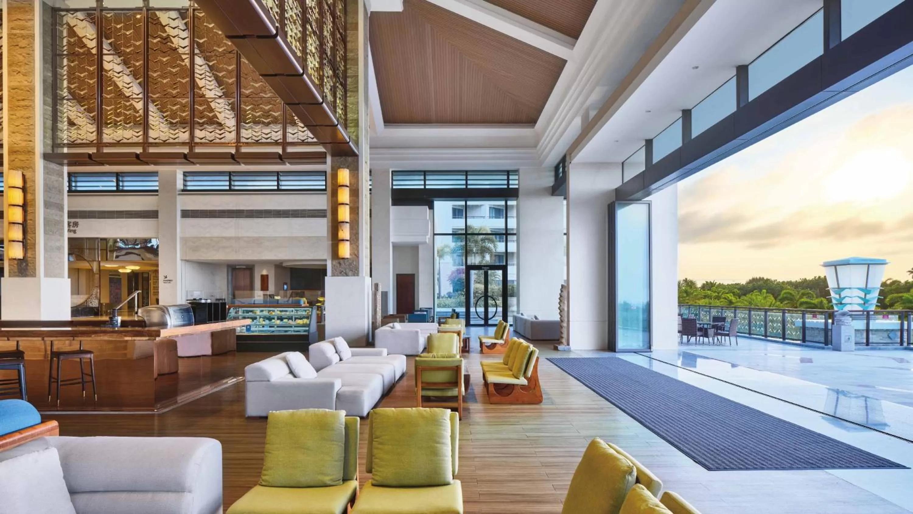 Lounge or bar in Crowne Plaza Hailing Island, an IHG Hotel