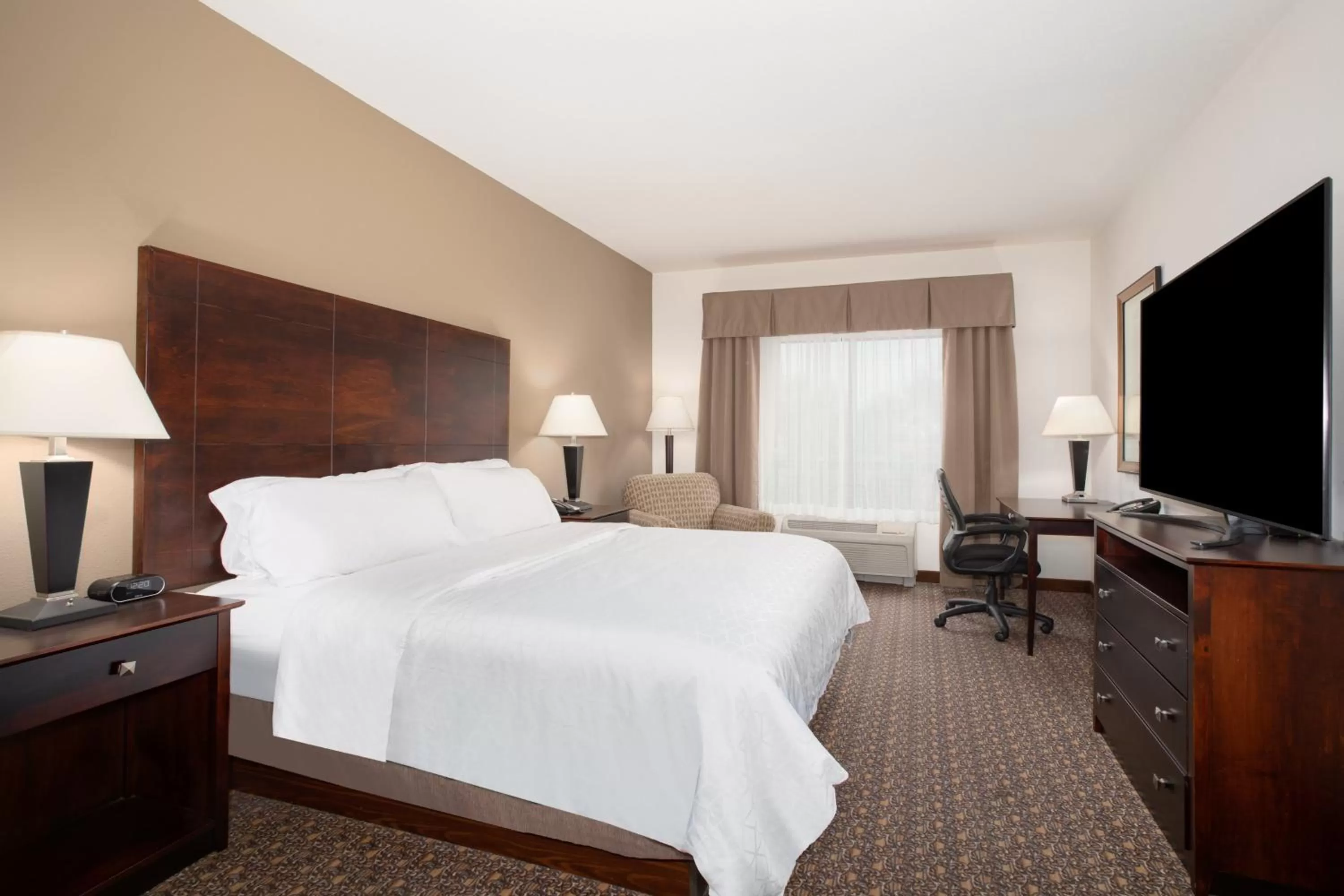 Photo of the whole room, Bed in Holiday Inn Express Hotel & Suites Lander by IHG
