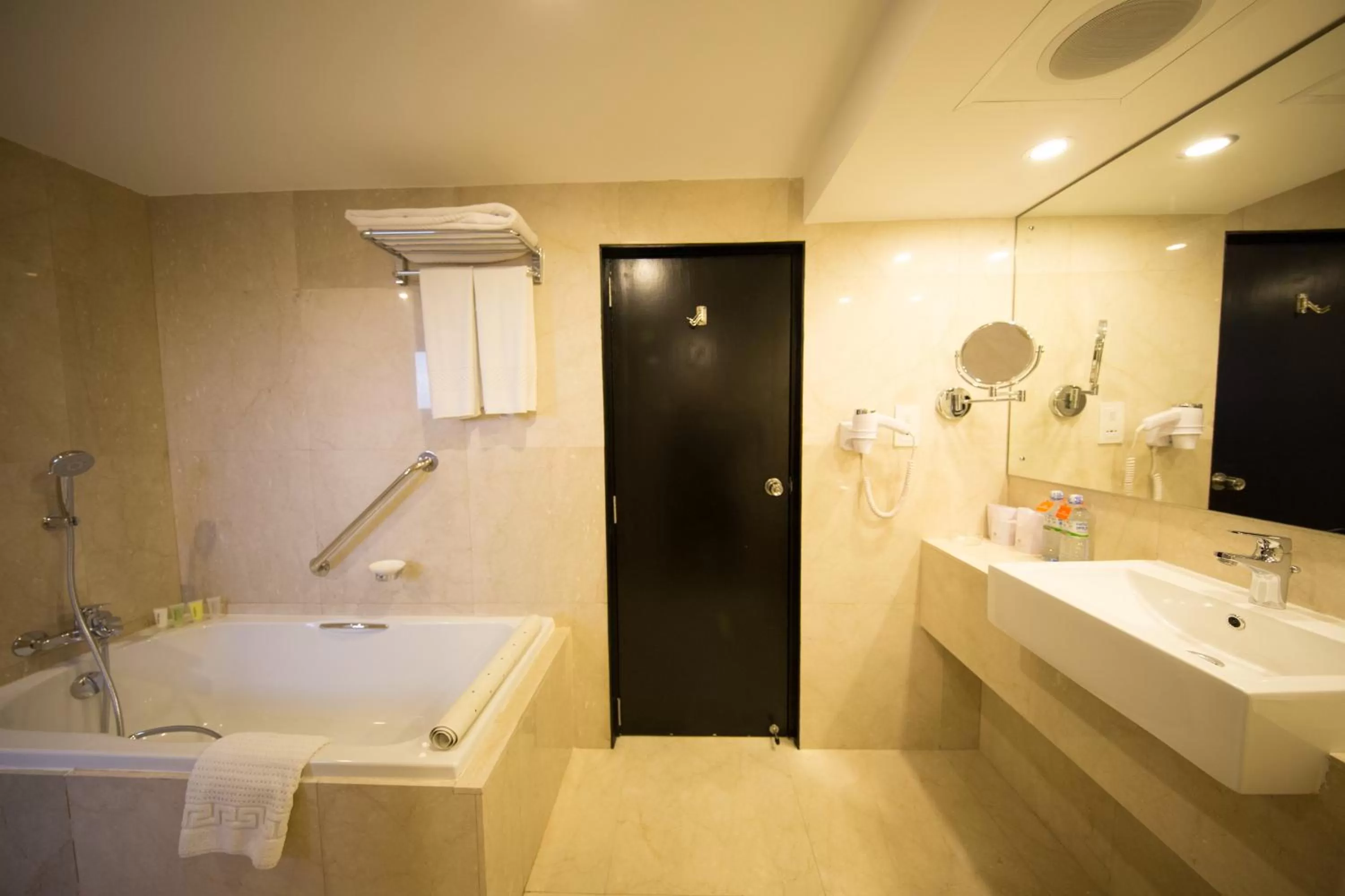 Shower in Ramada Colombo