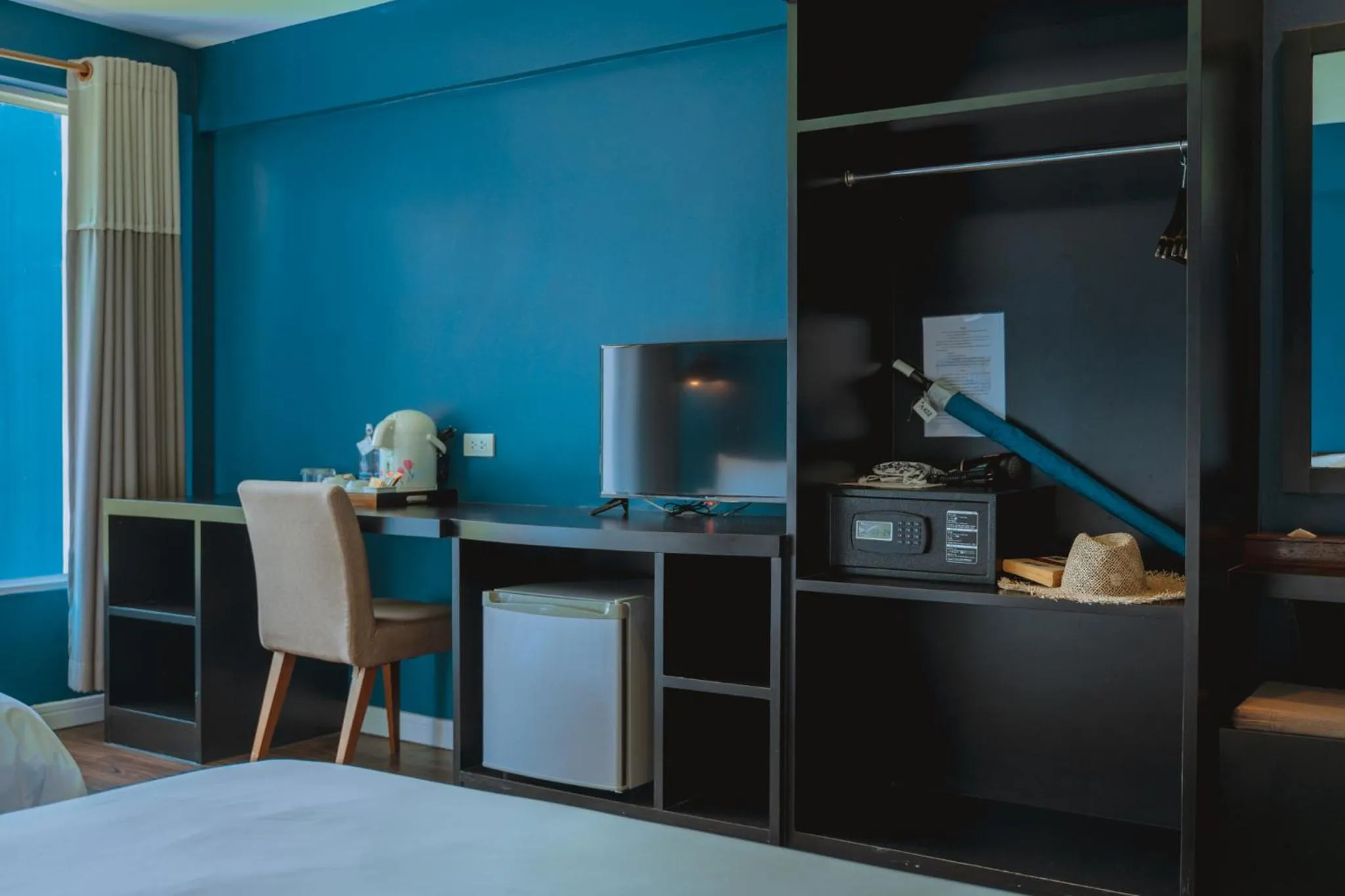 hair dresser, Bed in Chaolao Tosang Beach Hotel