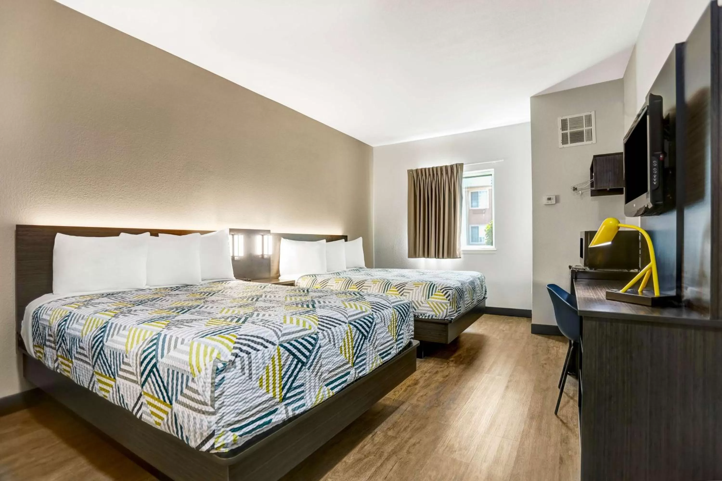 Photo of the whole room, Bed in Motel 6-Weatherford, TX