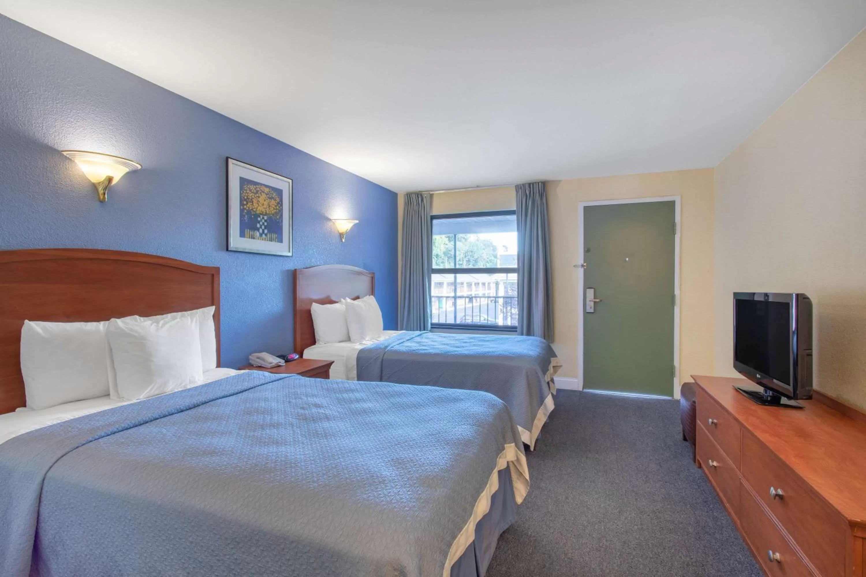 Photo of the whole room, Bed in Days Inn by Wyndham Elmsford