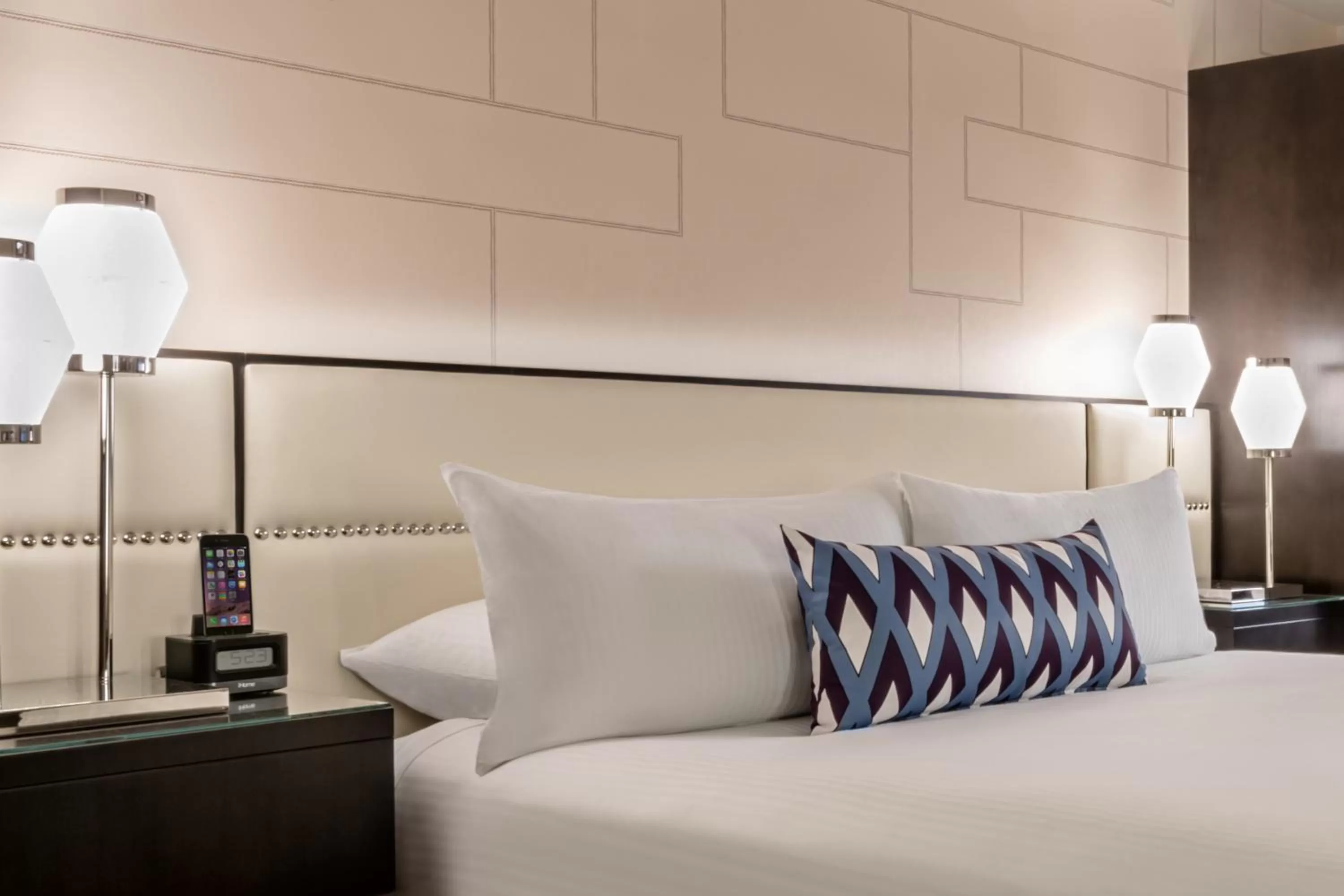 Valley Tower Deluxe Room, 1 King Bed, Non-Smoking, Pool View in Harrah's Las Vegas, A Caesars Destination