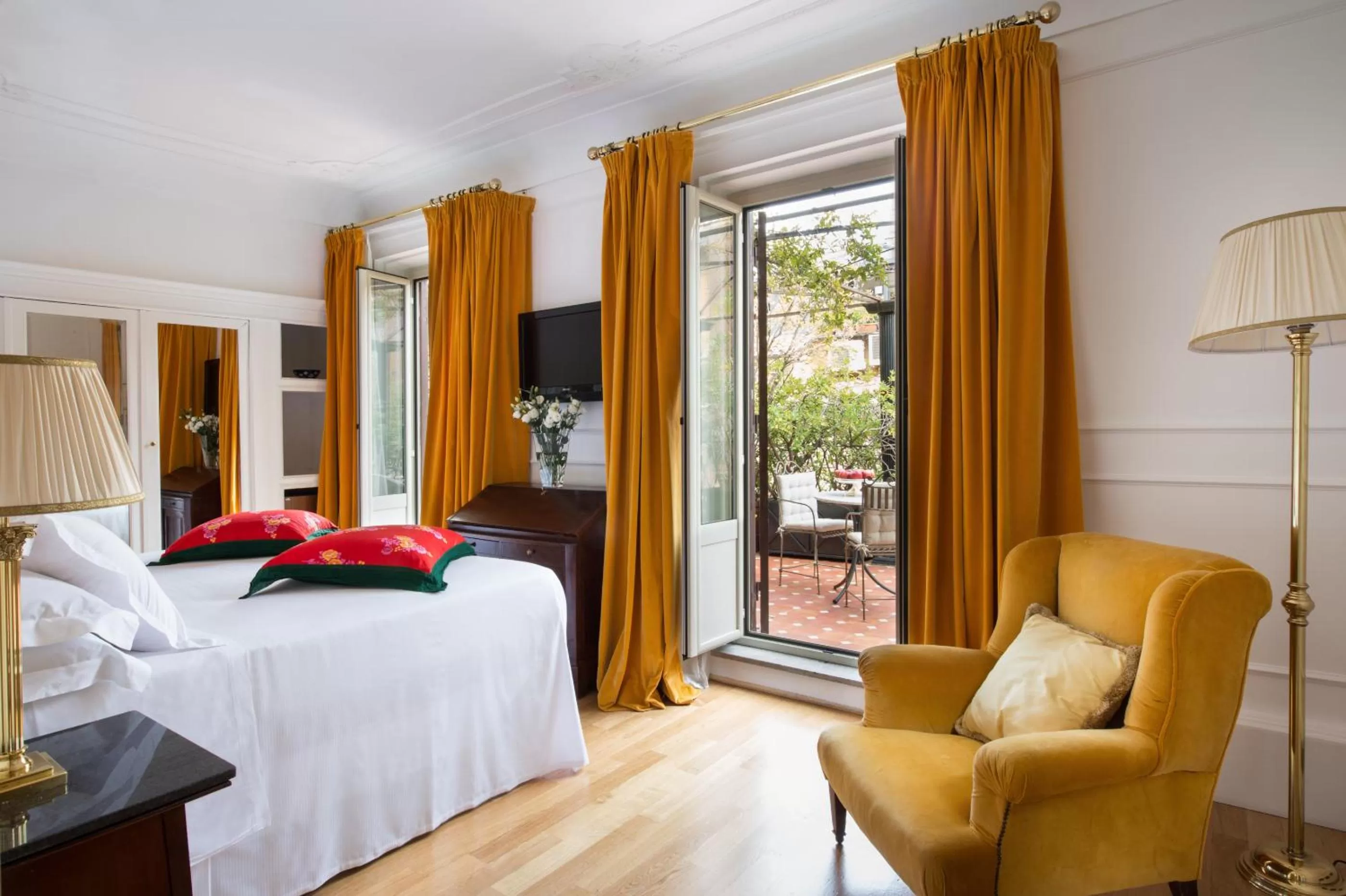 Bedroom, Bed in Grand Hotel Plaza