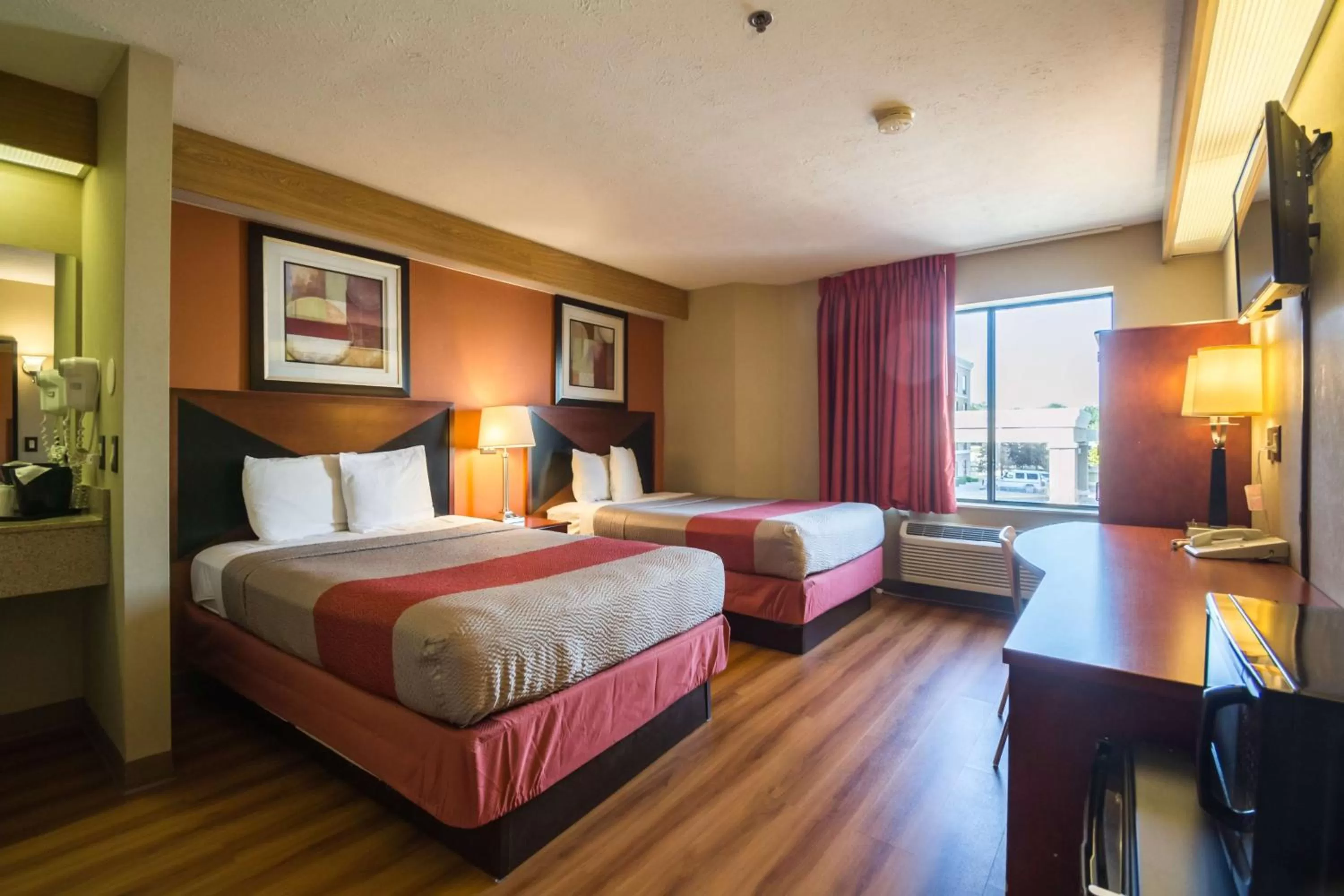 TV and multimedia, Bed in Motel 6-Indianapolis, IN - Airport