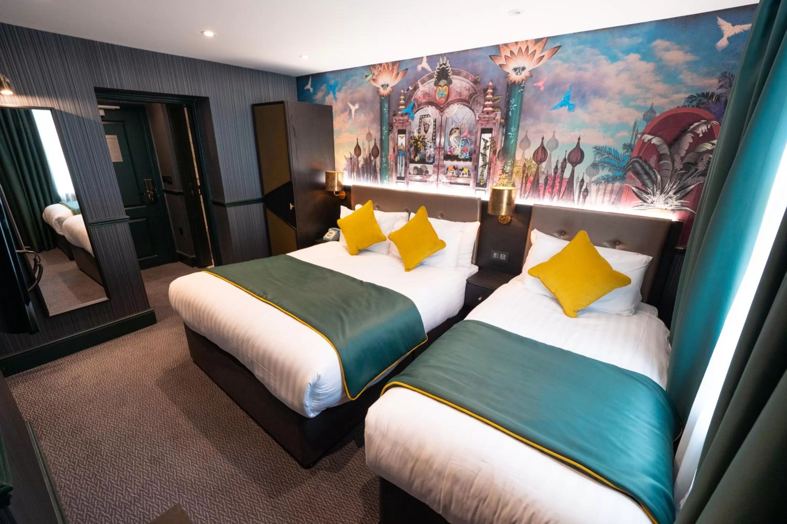 Photo of the whole room, Bed in Hyde Park Green