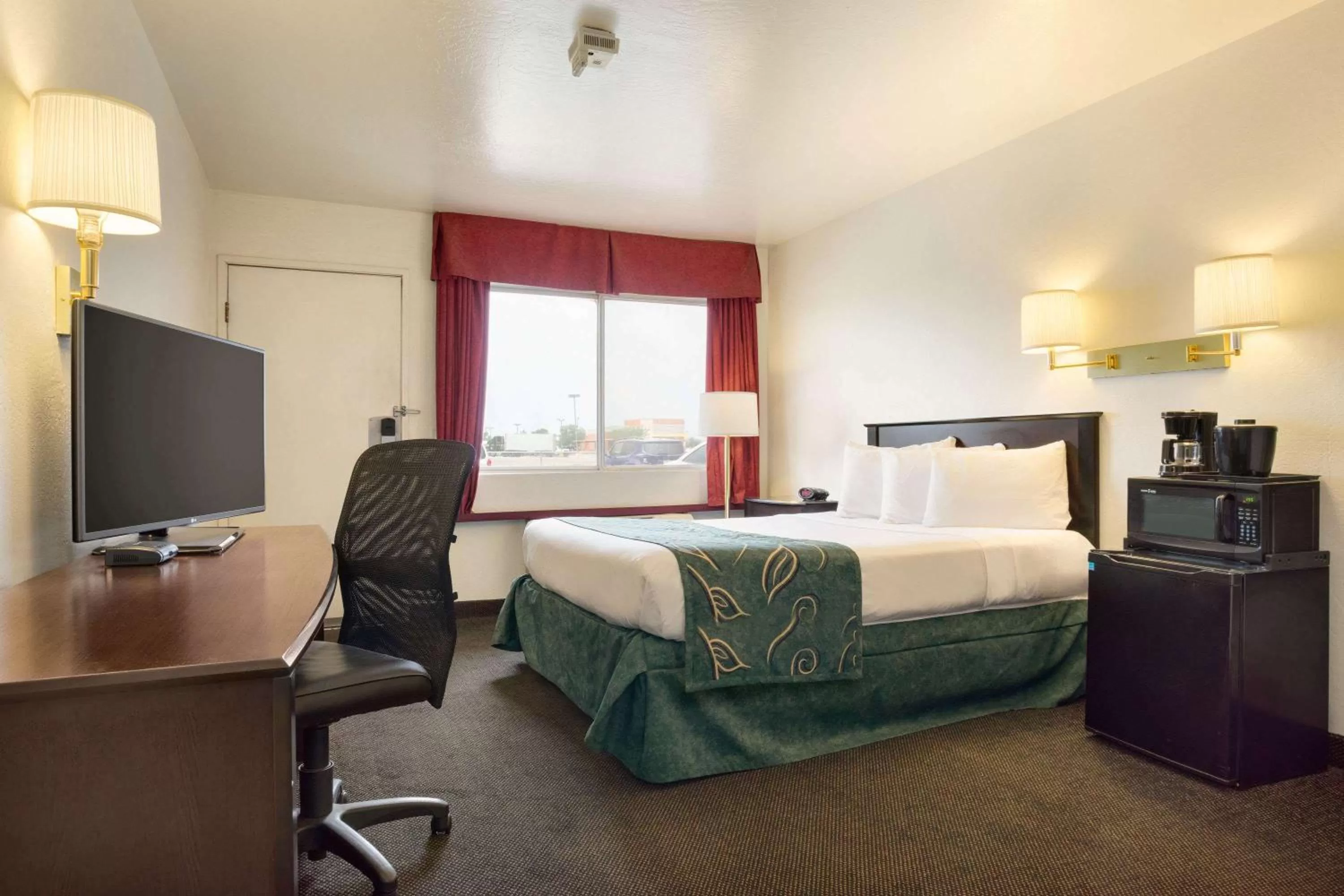 Photo of the whole room, Bed in Travelodge by Wyndham Winslow