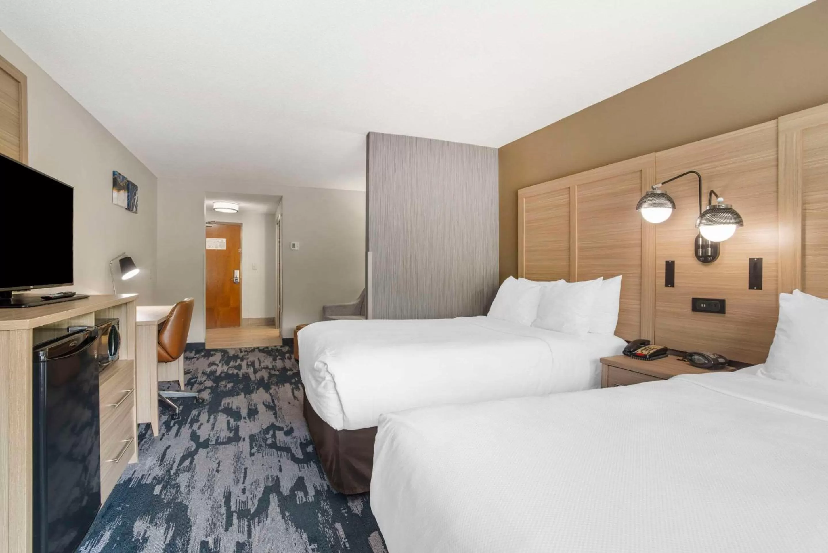 Bedroom, Bed in Comfort Suites At WestGate Mall