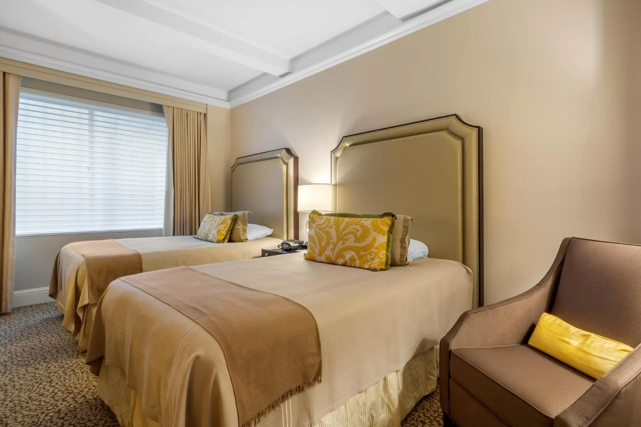 Photo of the whole room, Bed in Omni Berkshire Place