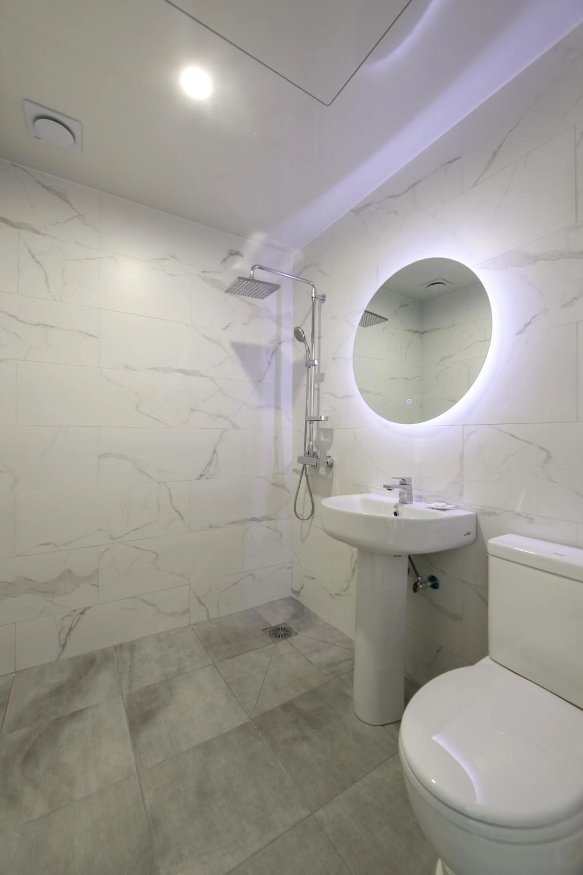 Shower in Hotel Seogwipean