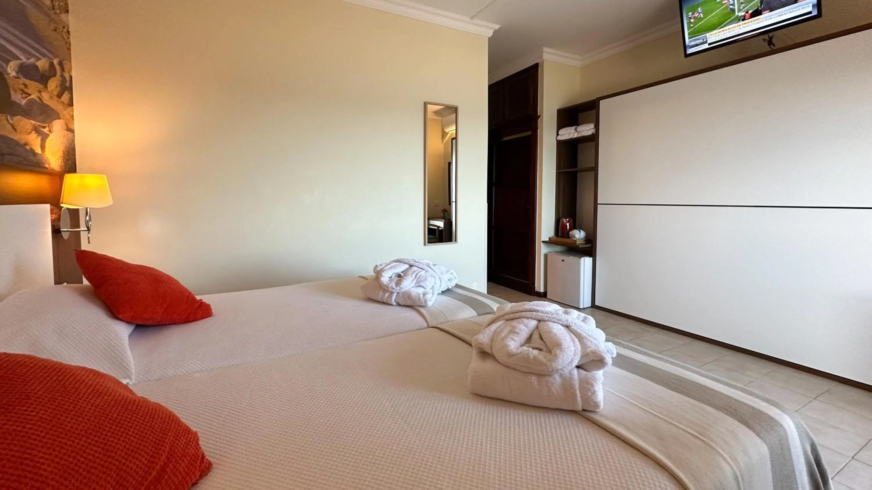 TV and multimedia, Bed in Hotel Avenida Praia