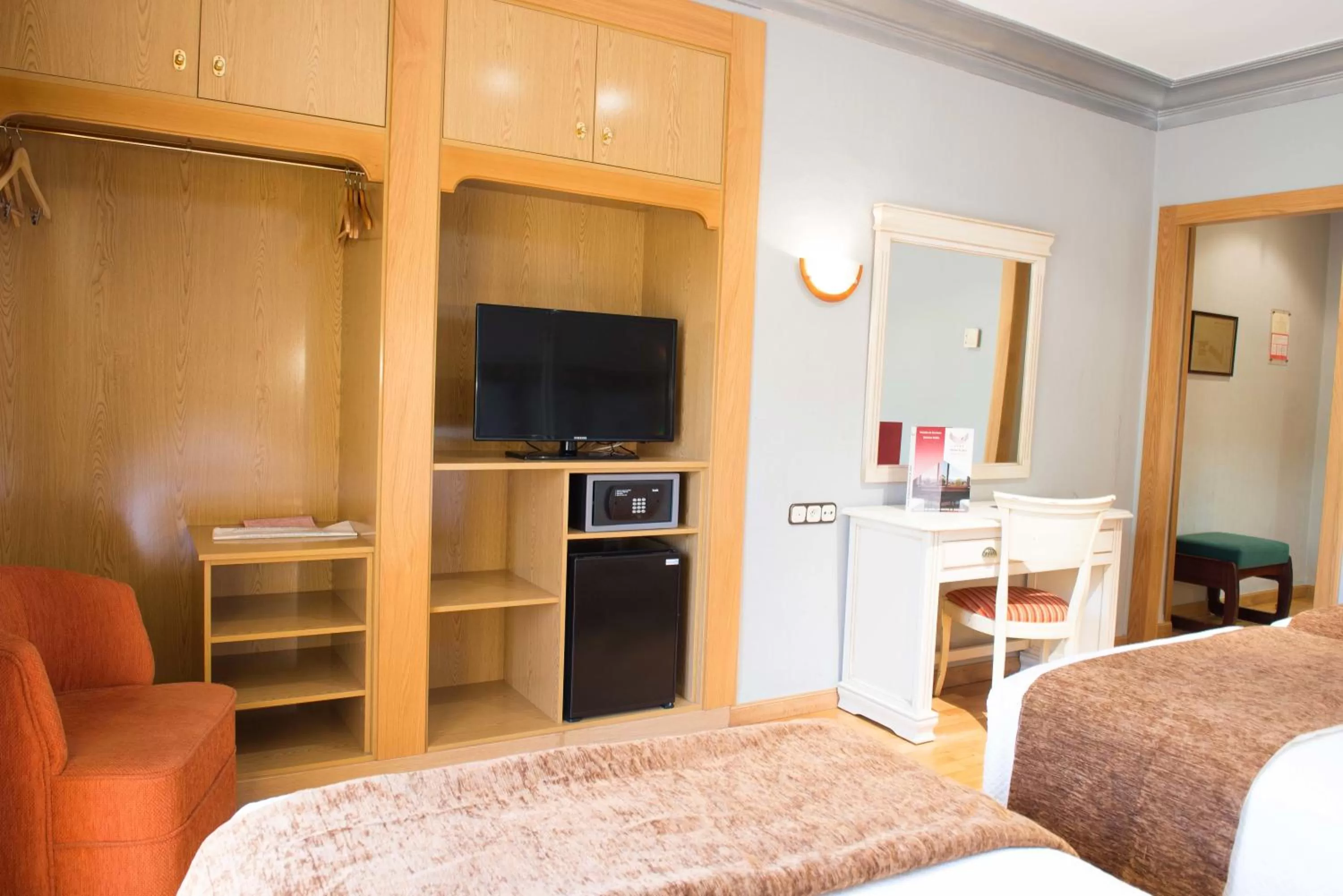 TV and multimedia, Bed in Hotel Los Angeles Granada