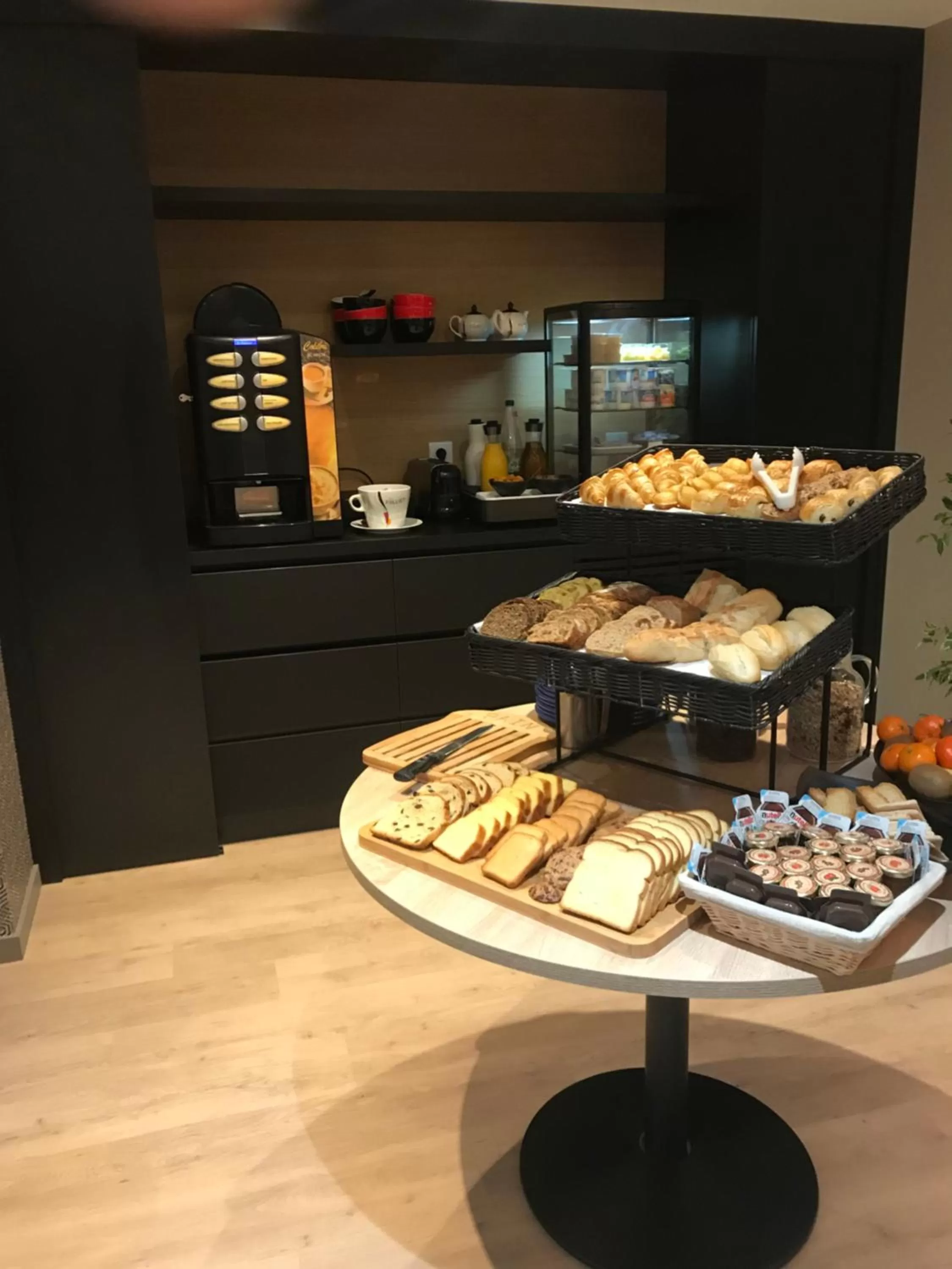 Continental breakfast in The Originals City, Hôtel Hélios, Roanne Nord