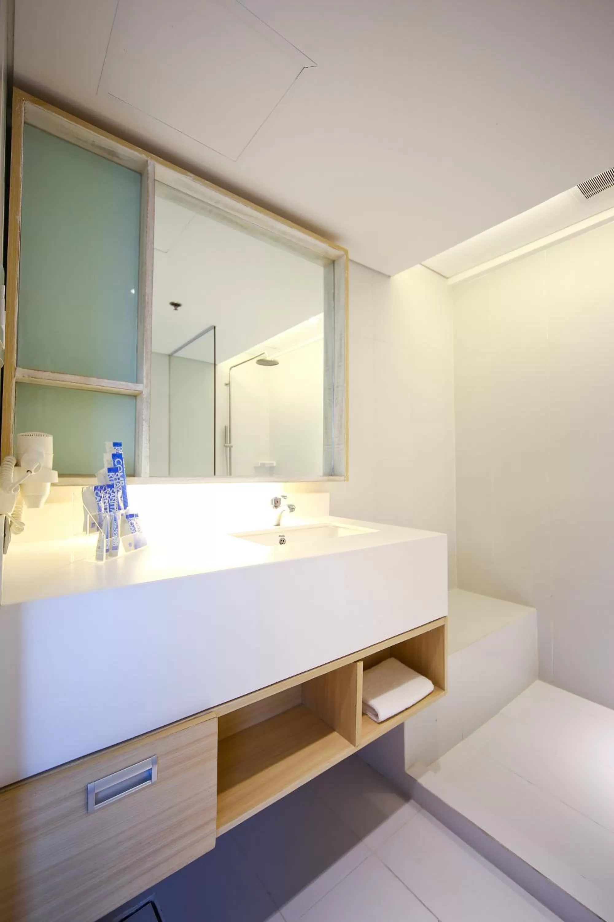 Bathroom, Bed in TRYP by Wyndham Mall of Asia Manila