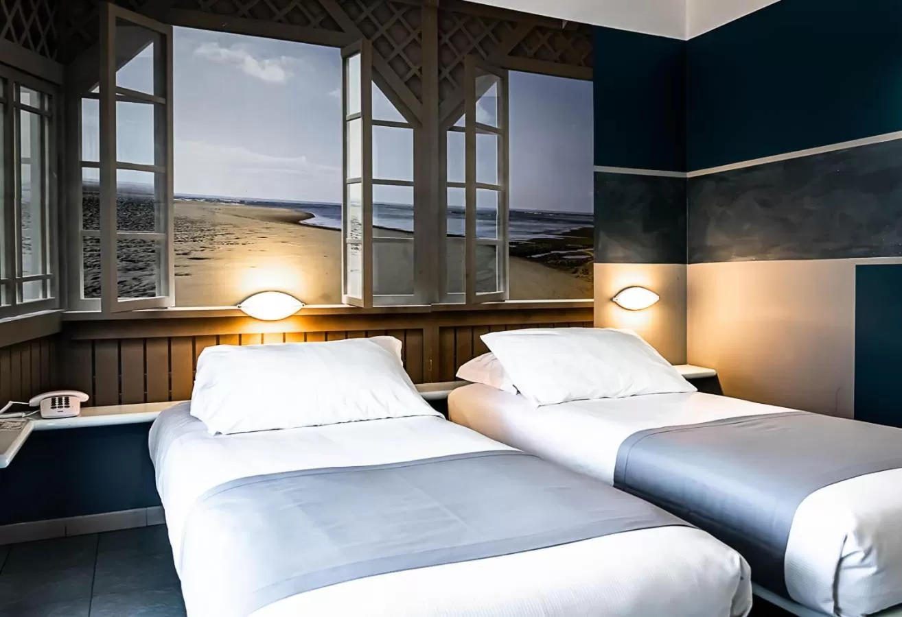 Standard Twin Room in Business Hotel