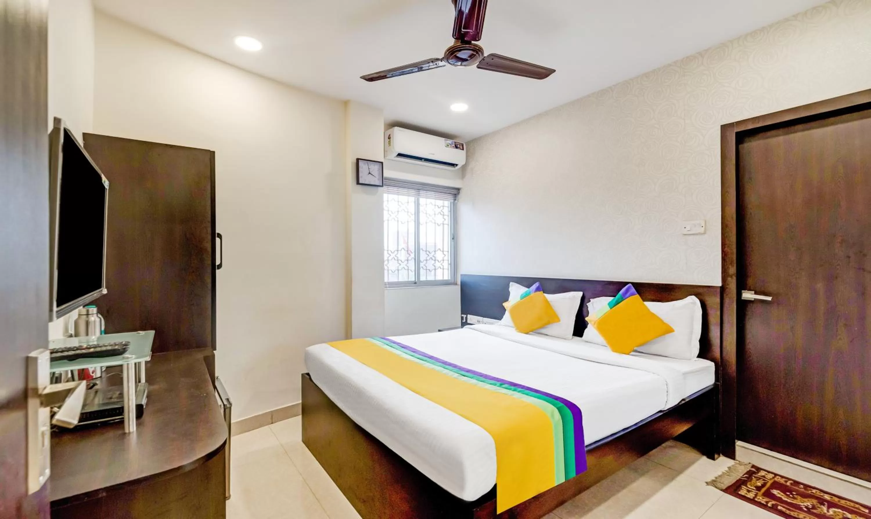 Bedroom, Bed in Itsy Hotels Neeranand Plaza, Bhawanipur