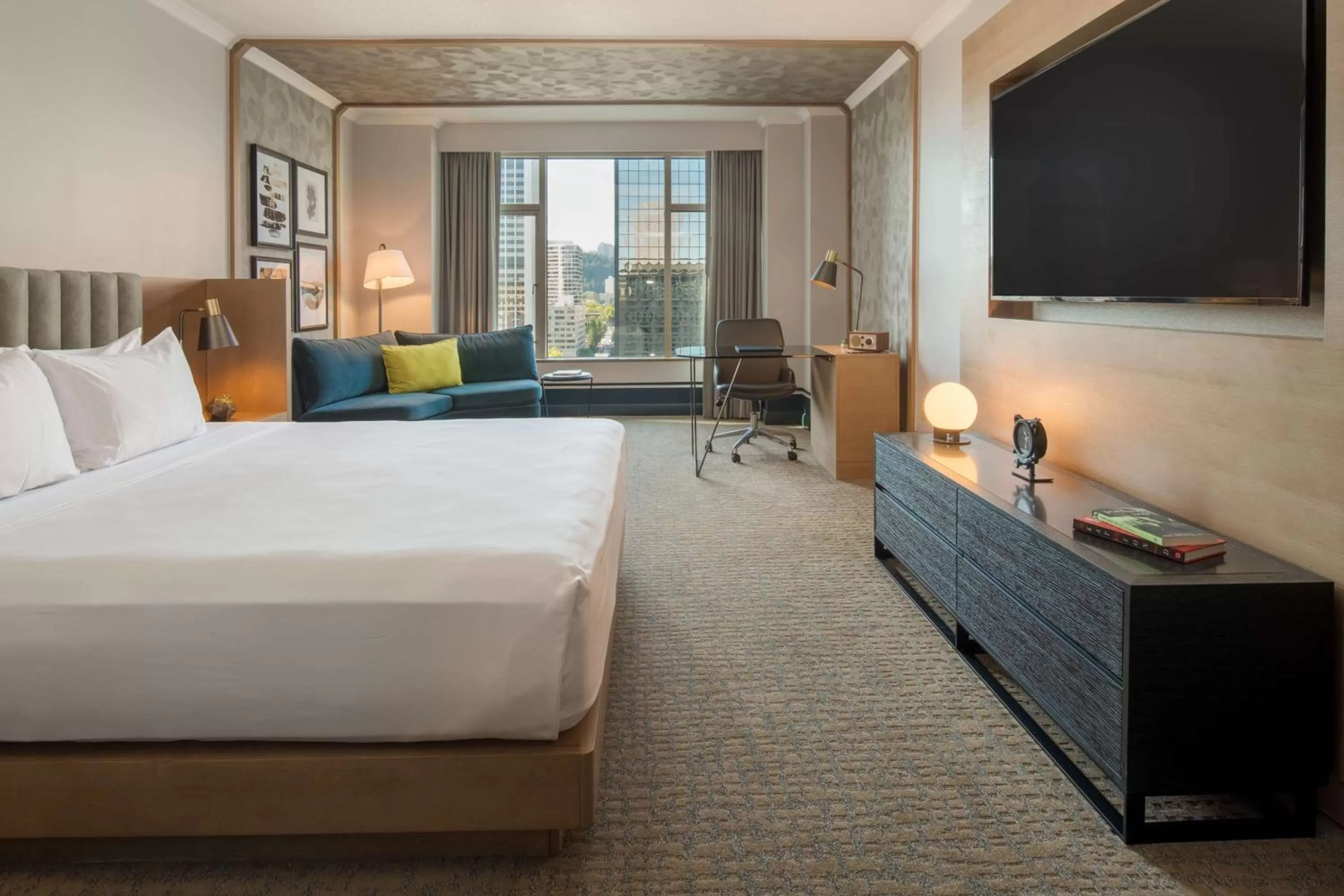 Bedroom, Bed in The Duniway Portland, A Hilton Hotel