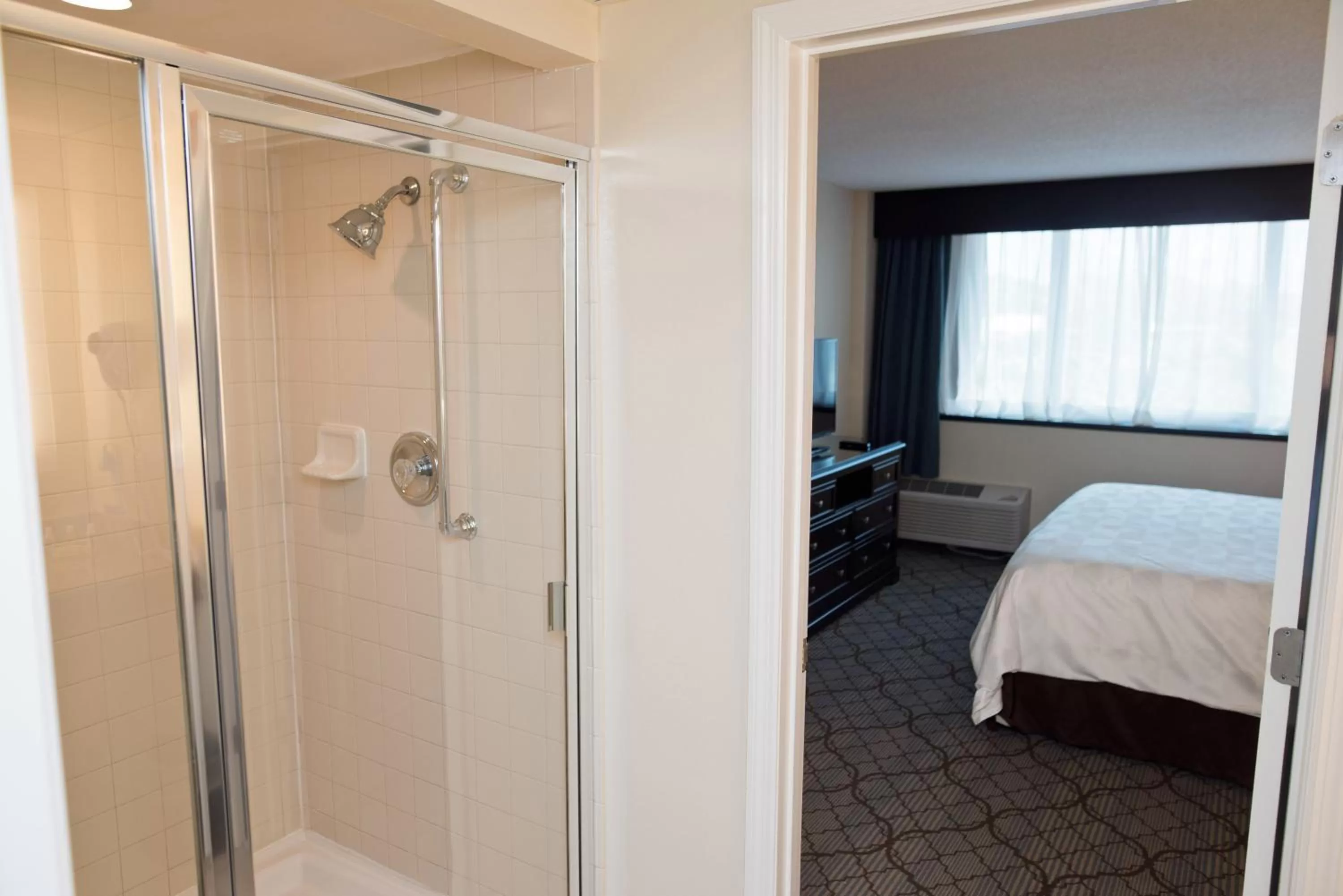 Bathroom, Bed in Holiday Inn Birmingham-Airport by IHG