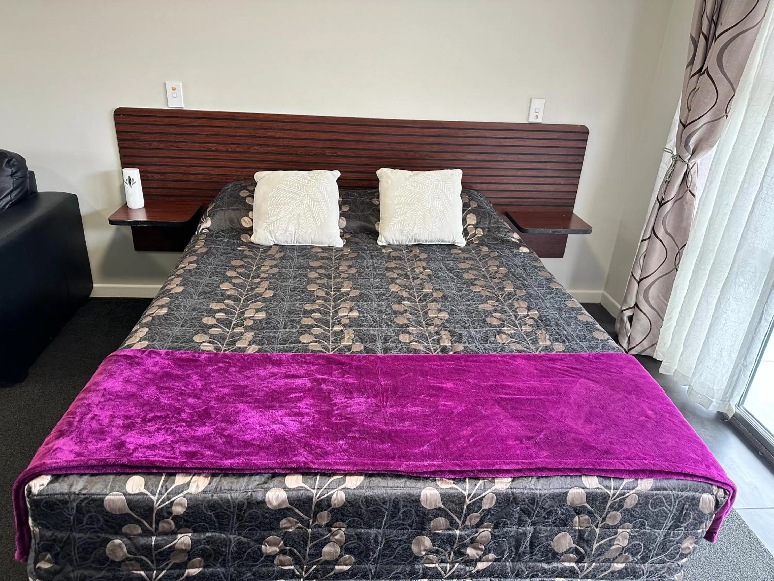 Bed in Red Rock Thermal Motel - Mineral Pool