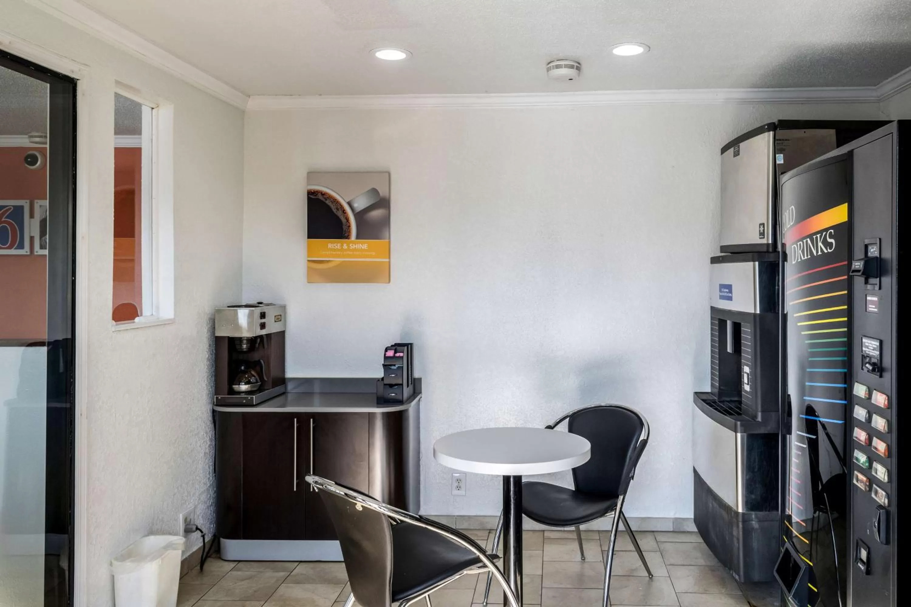 Coffee/tea facilities in Motel 6 Florence, KY - Cincinnati Airport