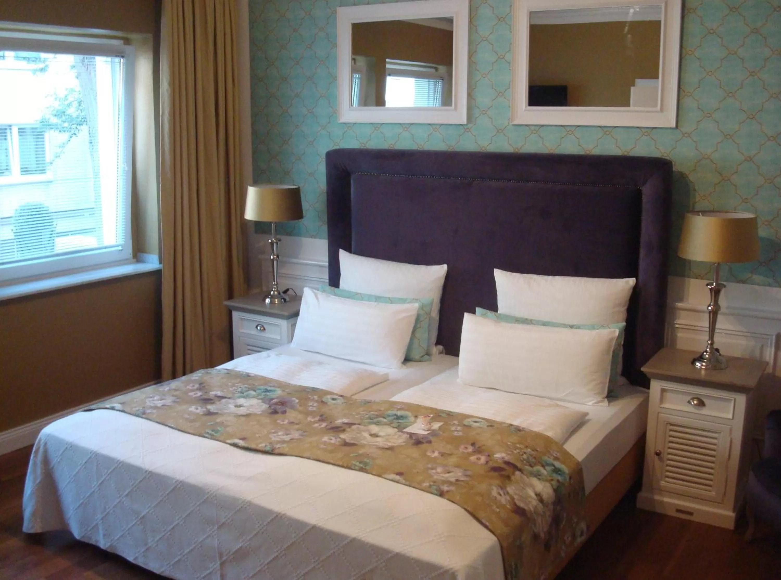 Photo of the whole room, Bed in Hotel Sir & Lady Astor